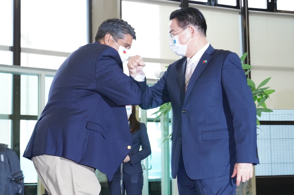 帛琉總統惠恕仁（左）28日下午抵台，由外交部長吳釗燮（右）接機。（翻攝自外交部twitter）