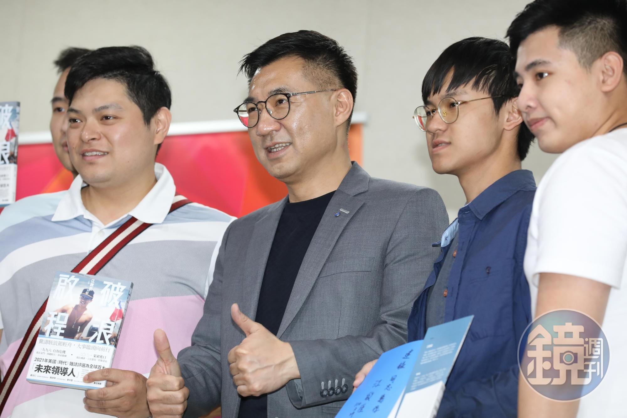 江啟臣（中）今日發表新書。