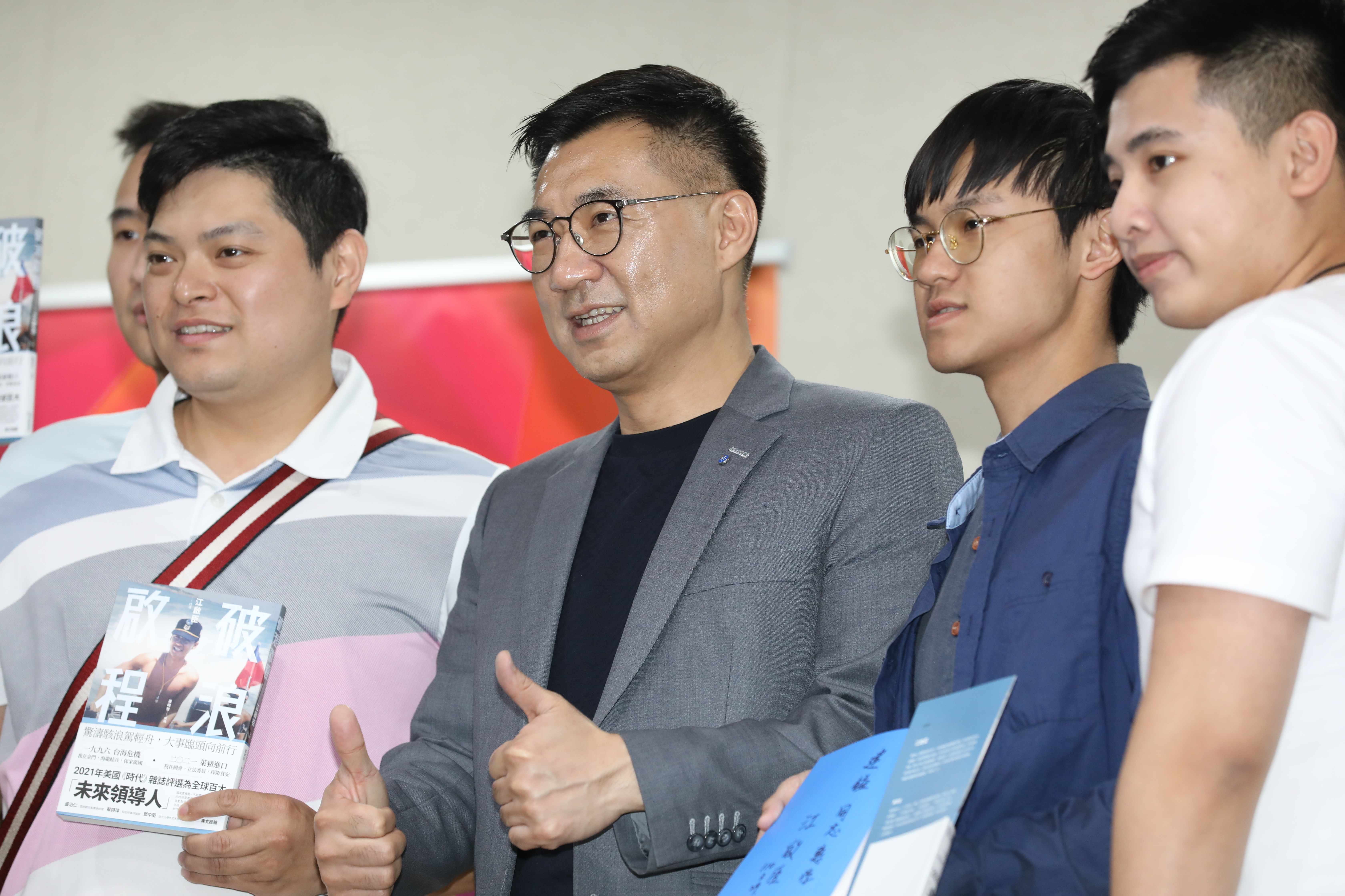 江啟臣（中）今日發表新書。