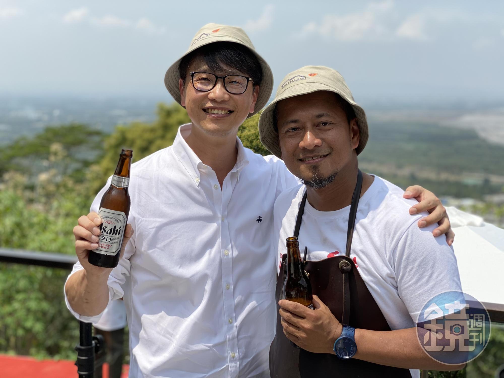 千秋陶坊的林永勝老師（左）與Alex經常合作，抓得住主廚們天馬行空的創意。（李莘于攝）
