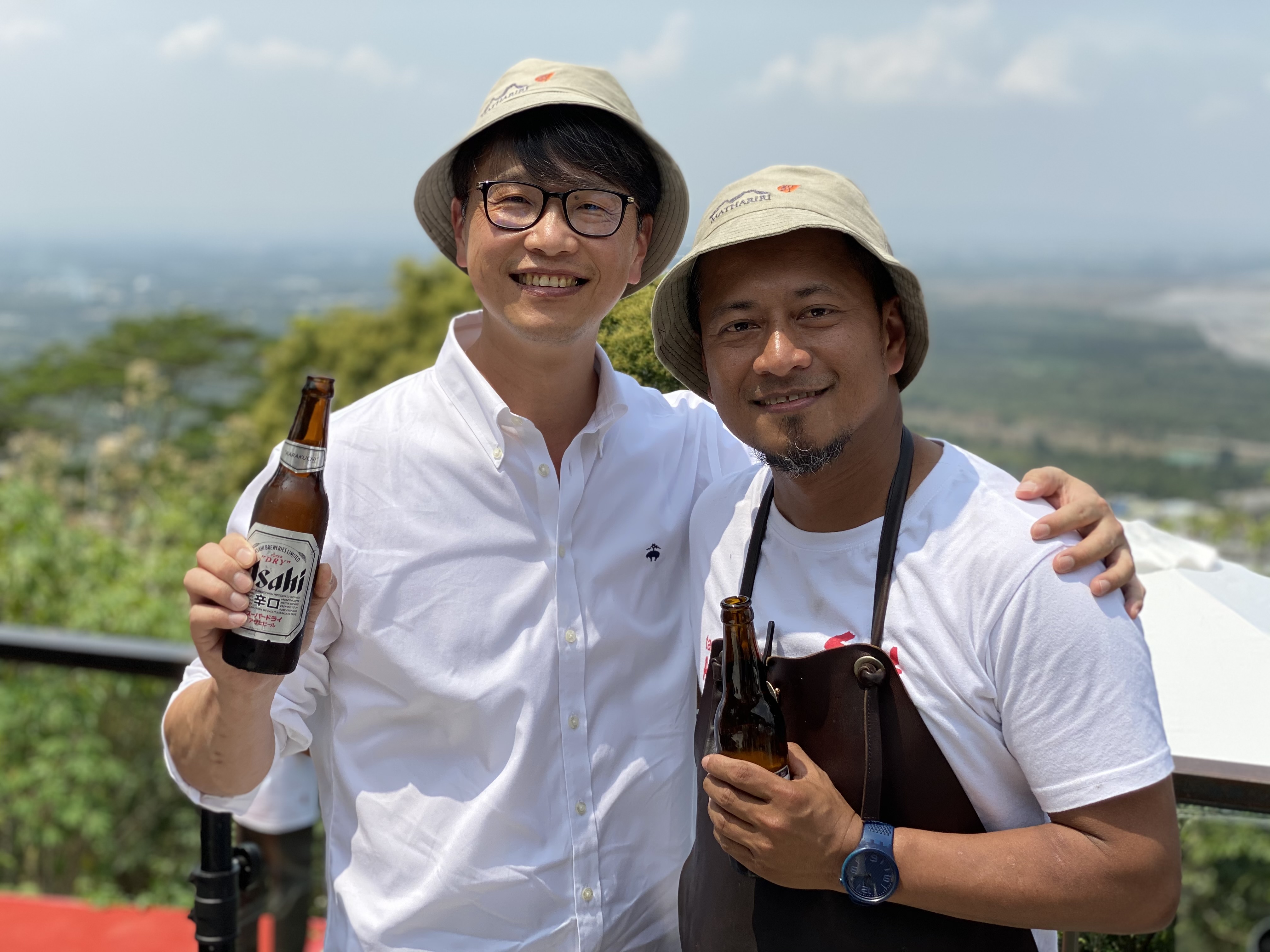 千秋陶坊的林永勝老師（左）與Alex經常合作，抓得住主廚們天馬行空的創意。（李莘于攝）
