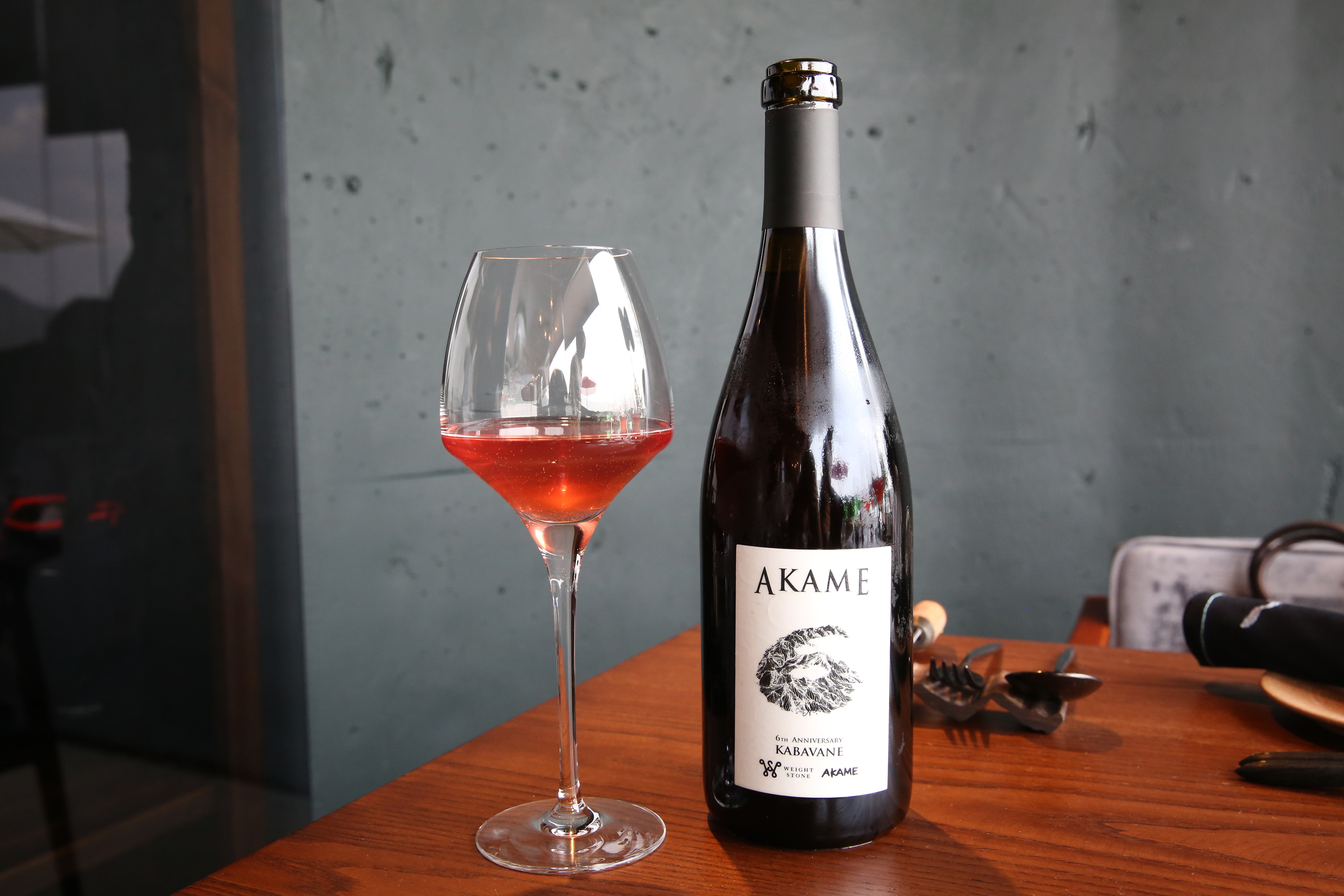 Akame的6週年淡紅酒使用了5種台灣葡萄，加上10％小米酒一同發酵。
