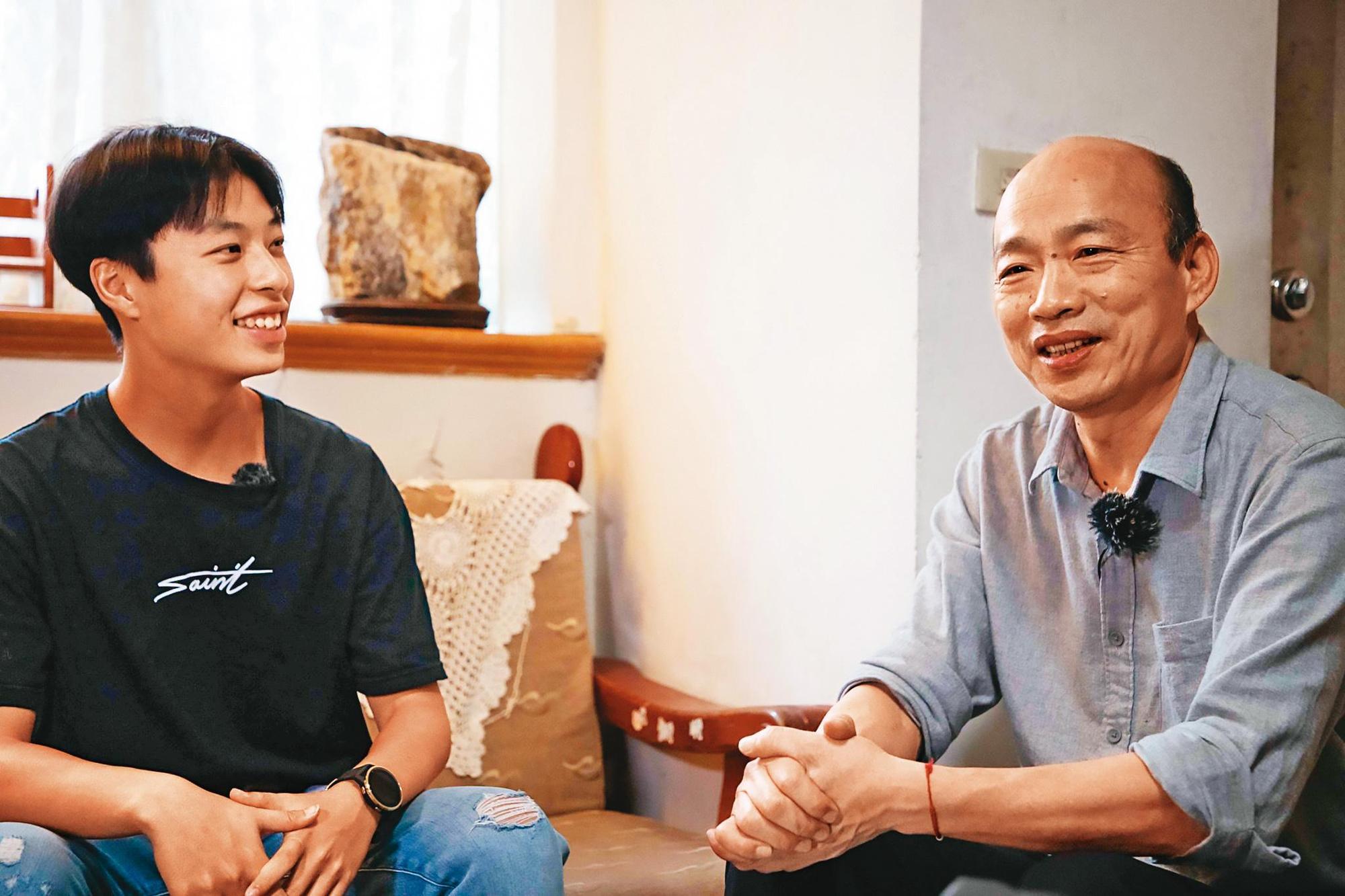 韓國瑜(右)的網路聲量仍在藍營獨占鰲頭,近日拜會抗癌青年Henry(左)影片廣受歡迎。(翻攝韓國瑜臉書)