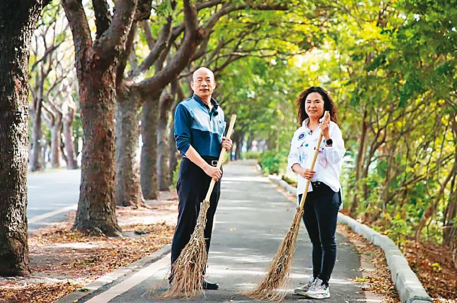韓國瑜(左)日前拜會湖埔社區大學執行長林淑玲(右),大談生態環境教育。(翻攝韓國瑜臉書)