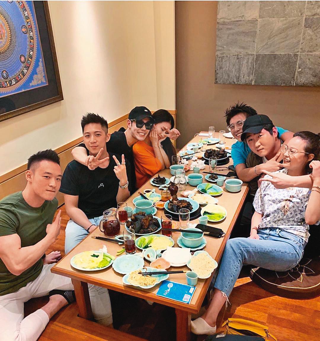 陳語安(左四)曾與周予天(左三)及友人聚餐,一群人開心合影,但周予天親暱地攬住陳語安,引發遐想。(翻攝自chao_charlie IG)