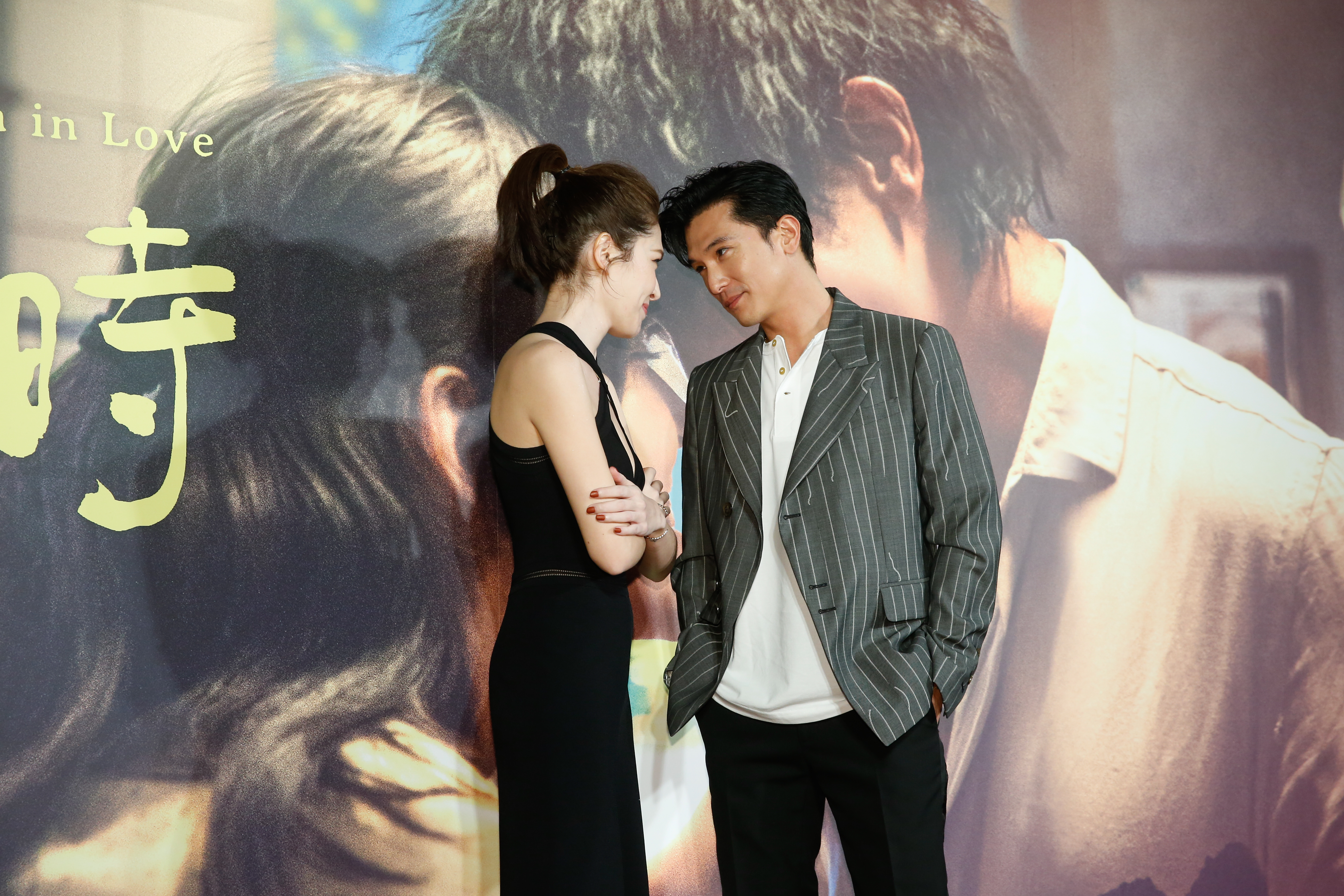 邱澤（右）與許瑋甯（左）本欲重現海報上深情碰額動作，不料擺出來卻像是打算PK的味道。