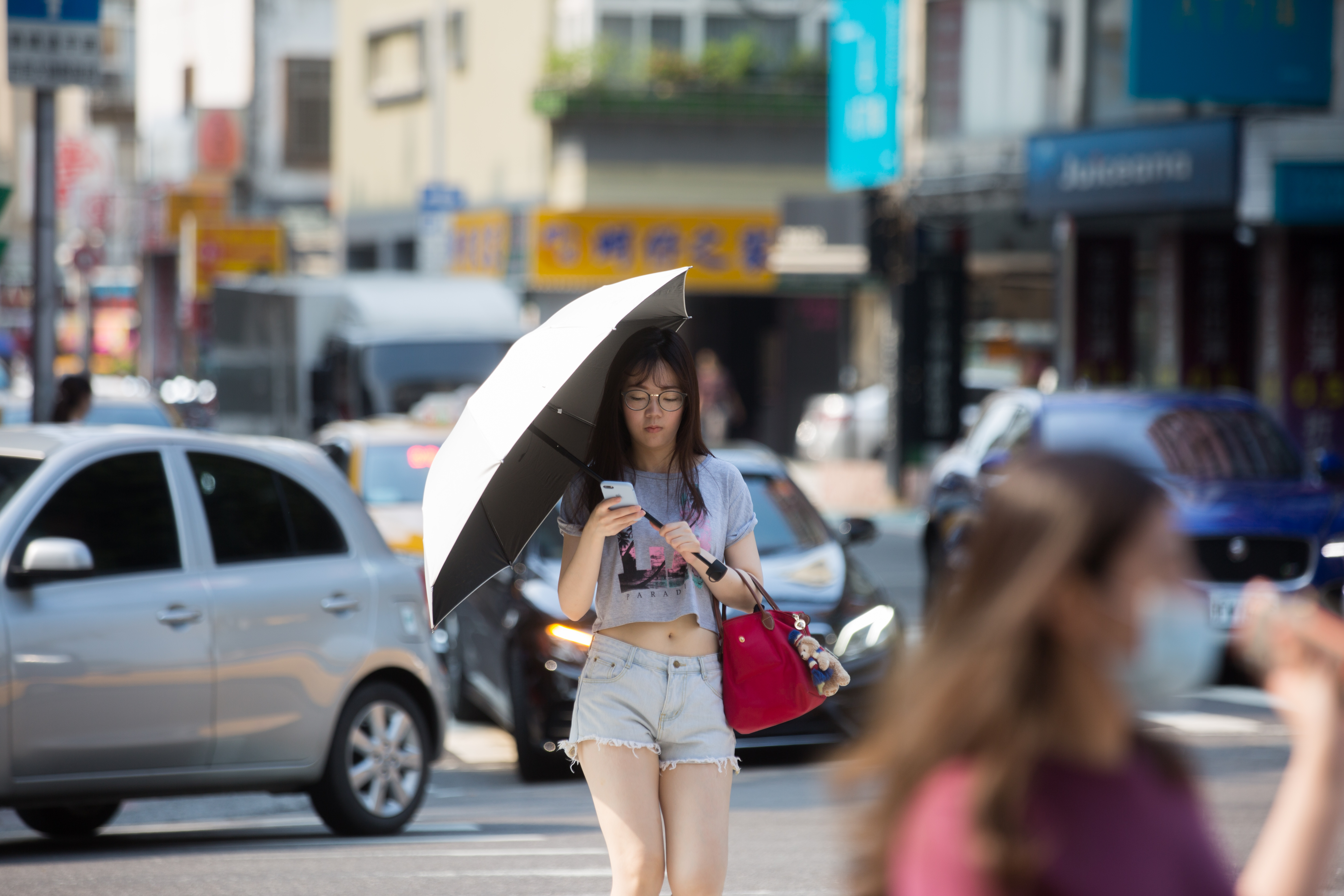 中南部4縣市亮黃色高溫燈號，中央氣象局提醒要慎防36度高溫以免熱傷害。（本刊資料照）