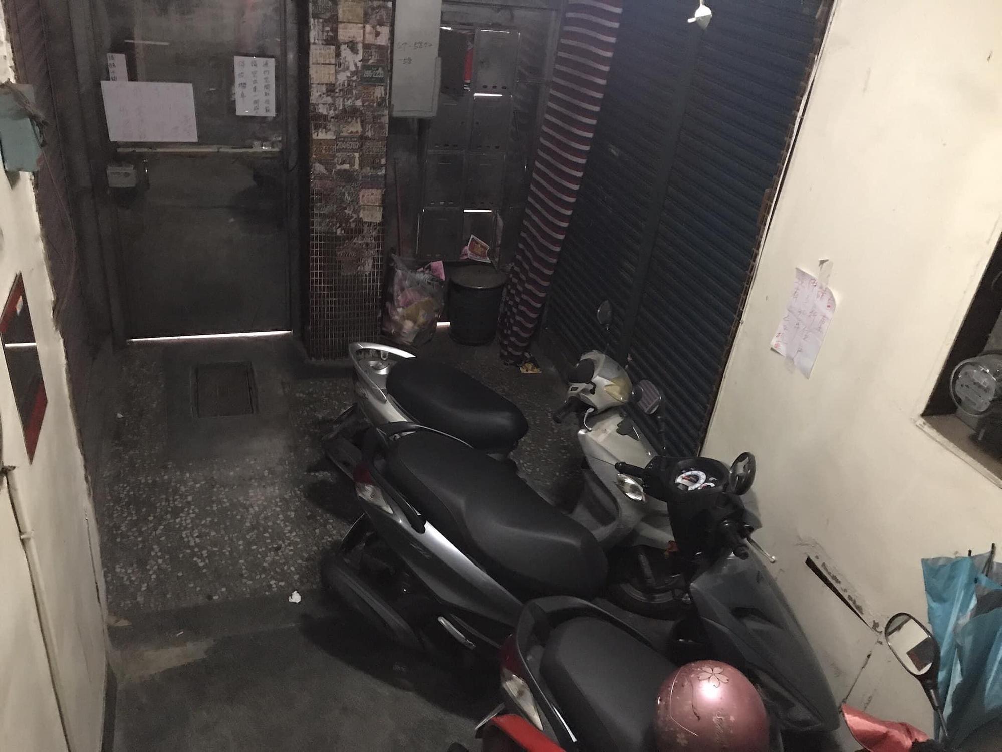 住宅區的車位競爭激烈,公寓老住戶在1樓貼公告寫著「這有二台機車停了30年,請新住戶自重」,讓原PO超級無言。(翻攝自爆怨2公社)