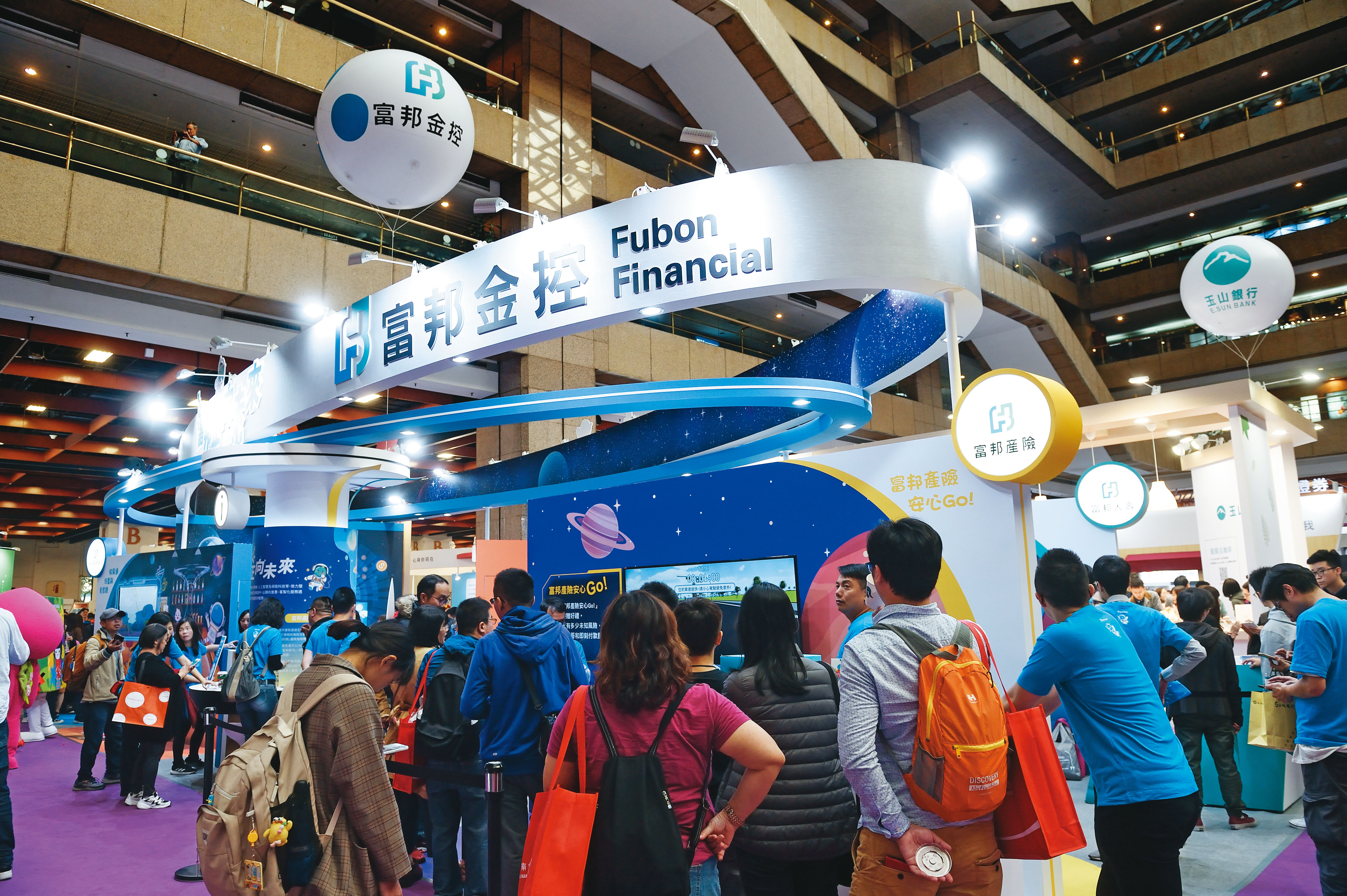 國泰金的掌門人蔡宏圖是蔡明興堂哥，也是富邦金積極比拚的對象。