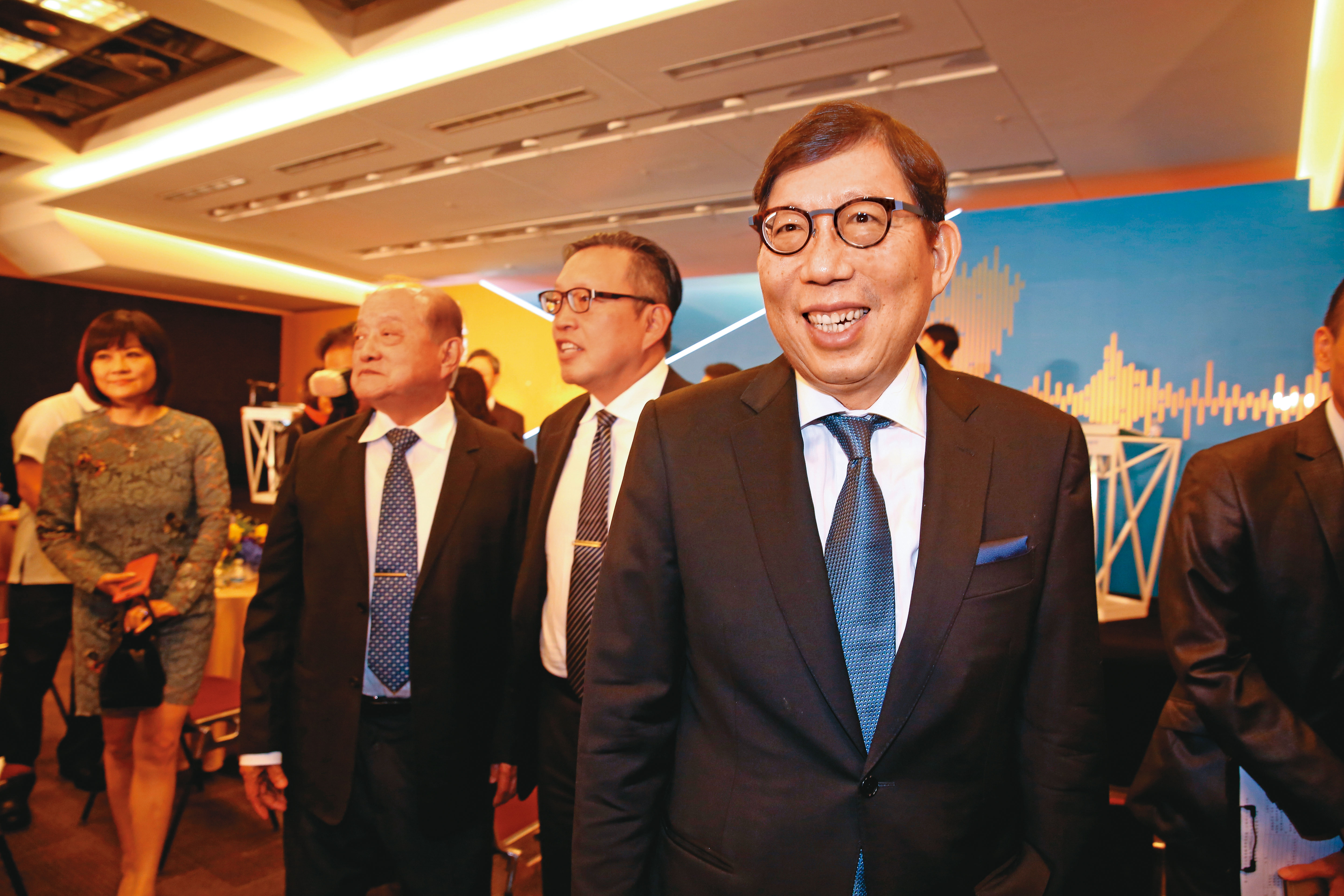 富邦金董事長蔡明興成功併購日盛金，最近眉開眼笑。