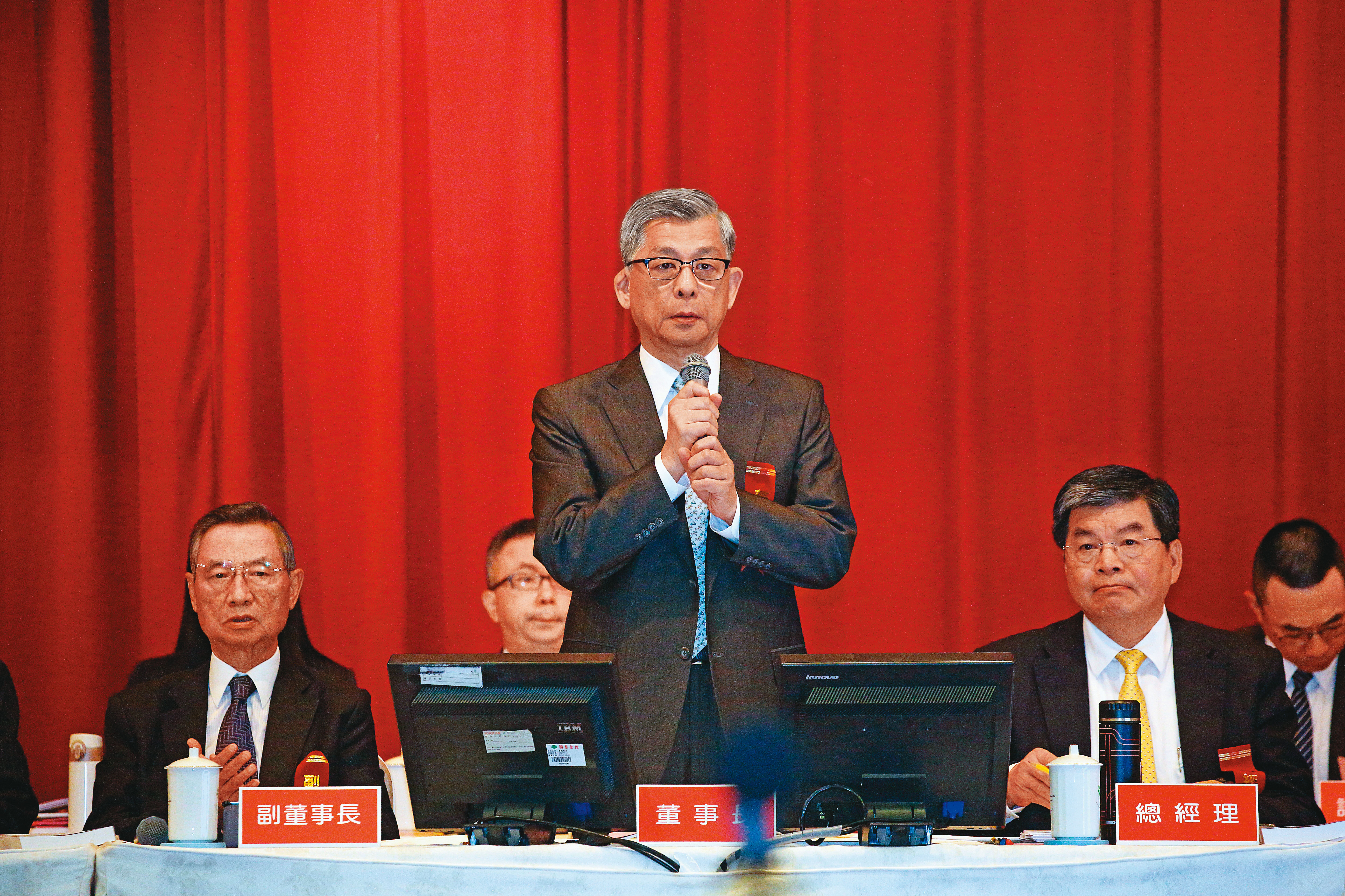 蔡宏圖（圖）的國泰金龍頭地位受到堂弟蔡明興的挑戰。