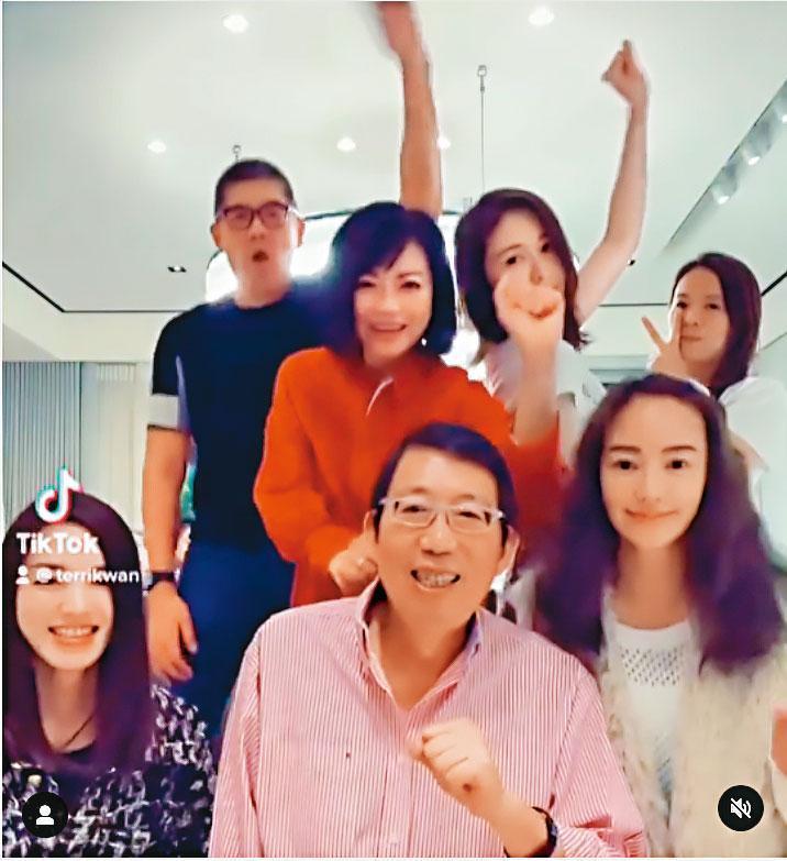 日盛證創辦人陳國和太太蔡淑媛是蔡明興(前排中)的堂妹,藝人關穎(前排右)是蔡淑媛掌上明珠。(翻攝關穎IG)