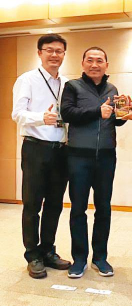 2018年底,張明文(左)被新北市長侯友宜(右)找來擔任教育局長。(翻攝張明文臉書)