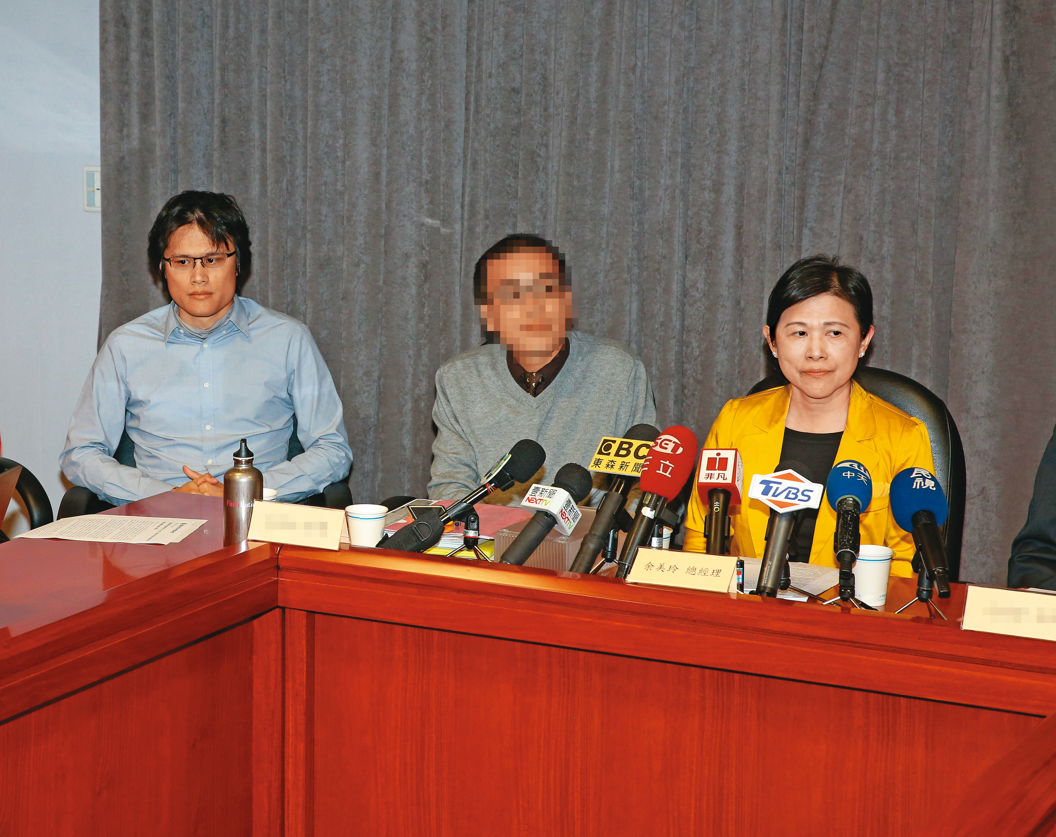 台紙董事長余美玲（右）將公司轉賣給女兒戴頌雯擔任董事長的新誠資產，巧合的是，她跟兒子戴頌偉（左）都擔任該公司董事，遭質疑涉及關係人交易。