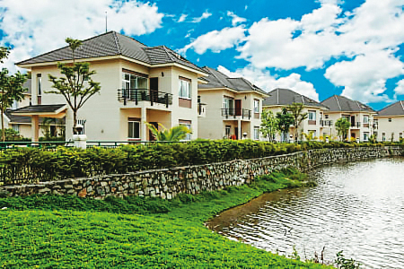 台紙在越南投資高爾夫球場,湖區蓋有120間豪華渡假別墅(圖),並設有俱樂部、餐廳及會議室,市值驚人。(翻攝台紙官網)