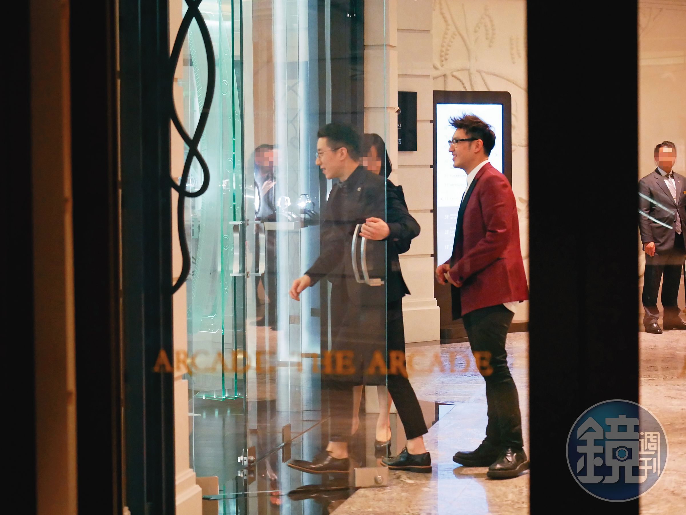 潘瑋柏（右）平時出入，多半被拍到跟男性友人在一塊，圖為他跟房祖名（左）去名錶店。