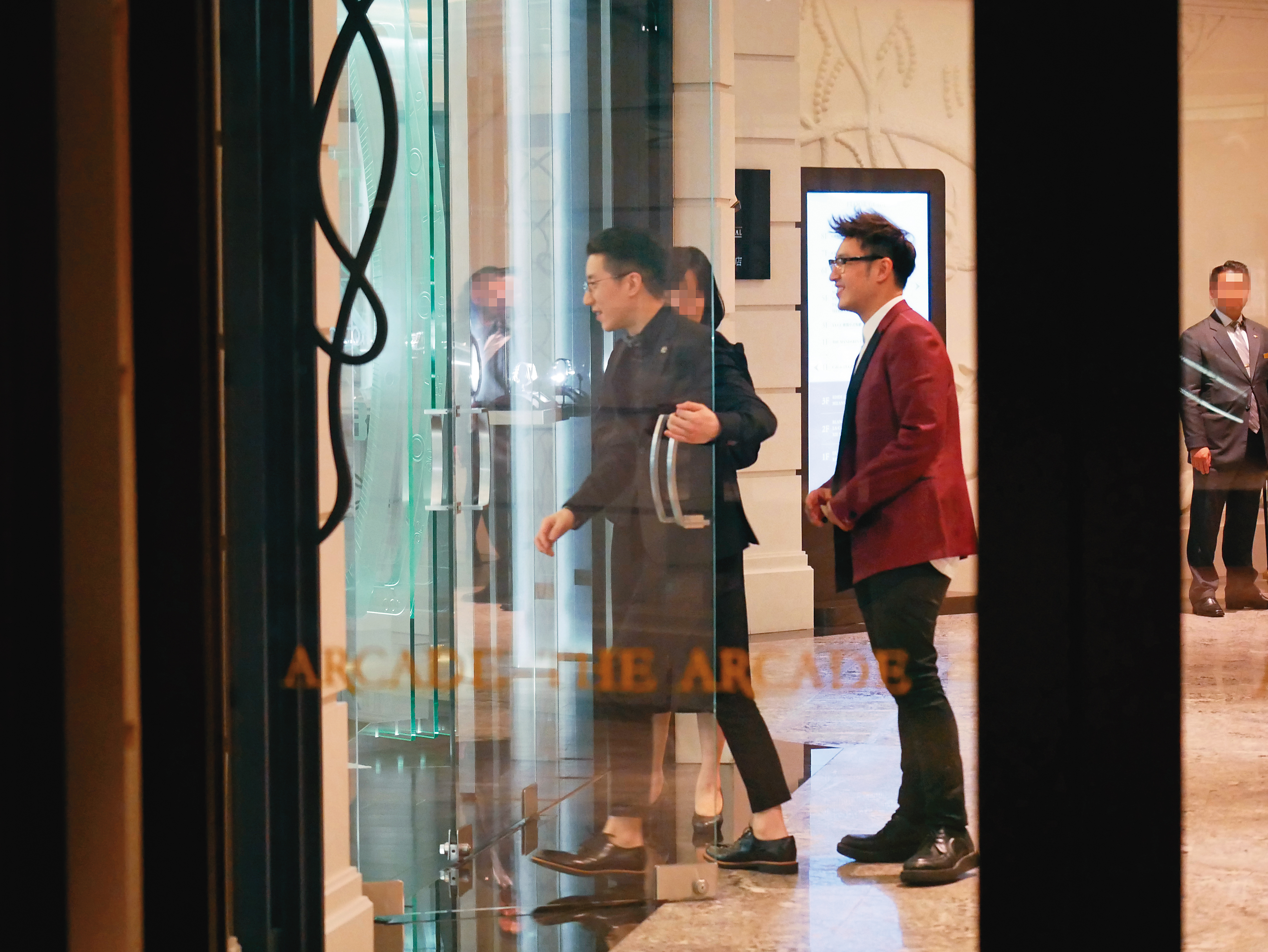 潘瑋柏（右）平時出入，多半被拍到跟男性友人在一塊，圖為他跟房祖名（左）去名錶店。