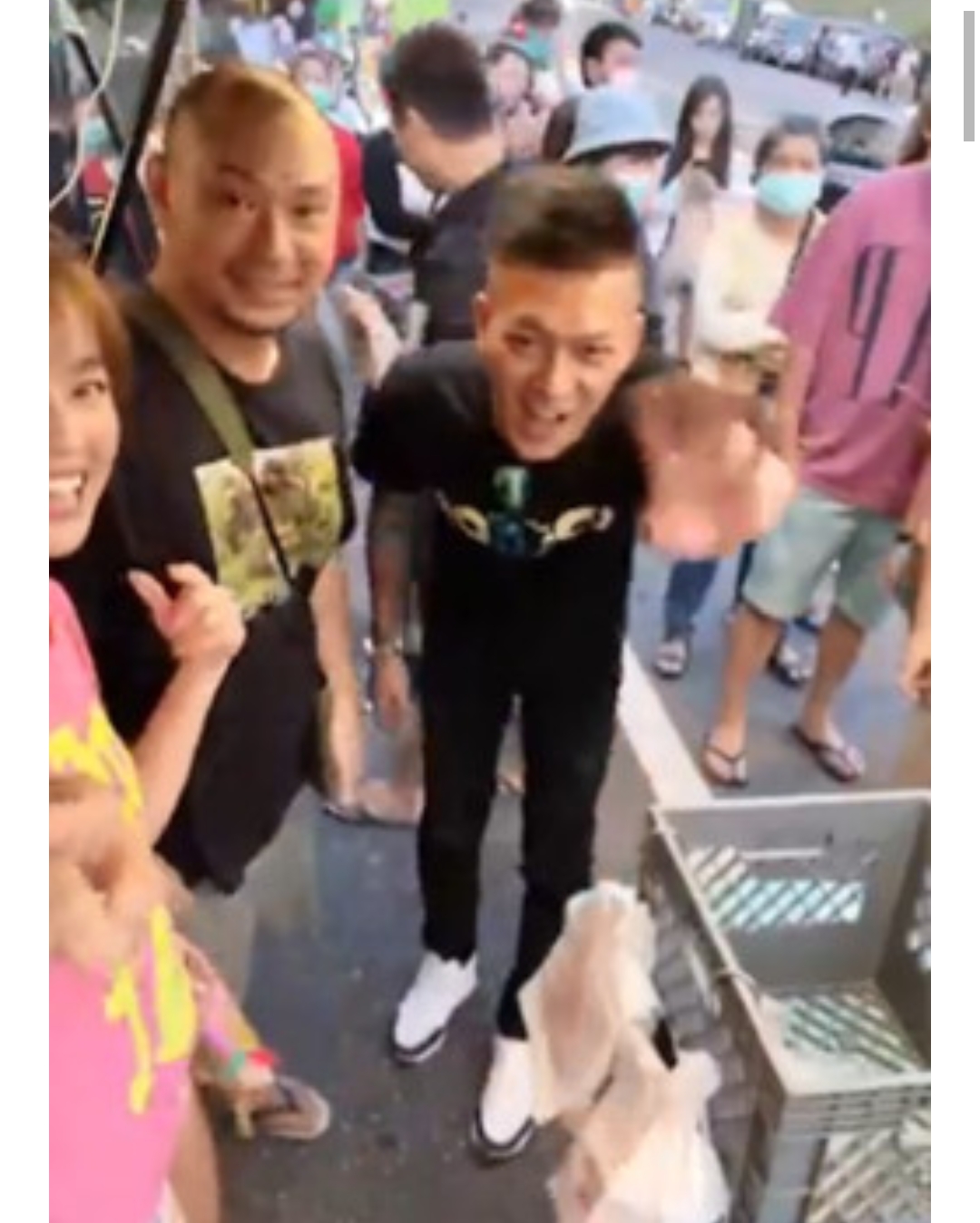 鳳梨(右)現場教學小嫻(左)和金剛(中)如何叫賣。(翻攝自小嫻臉書)