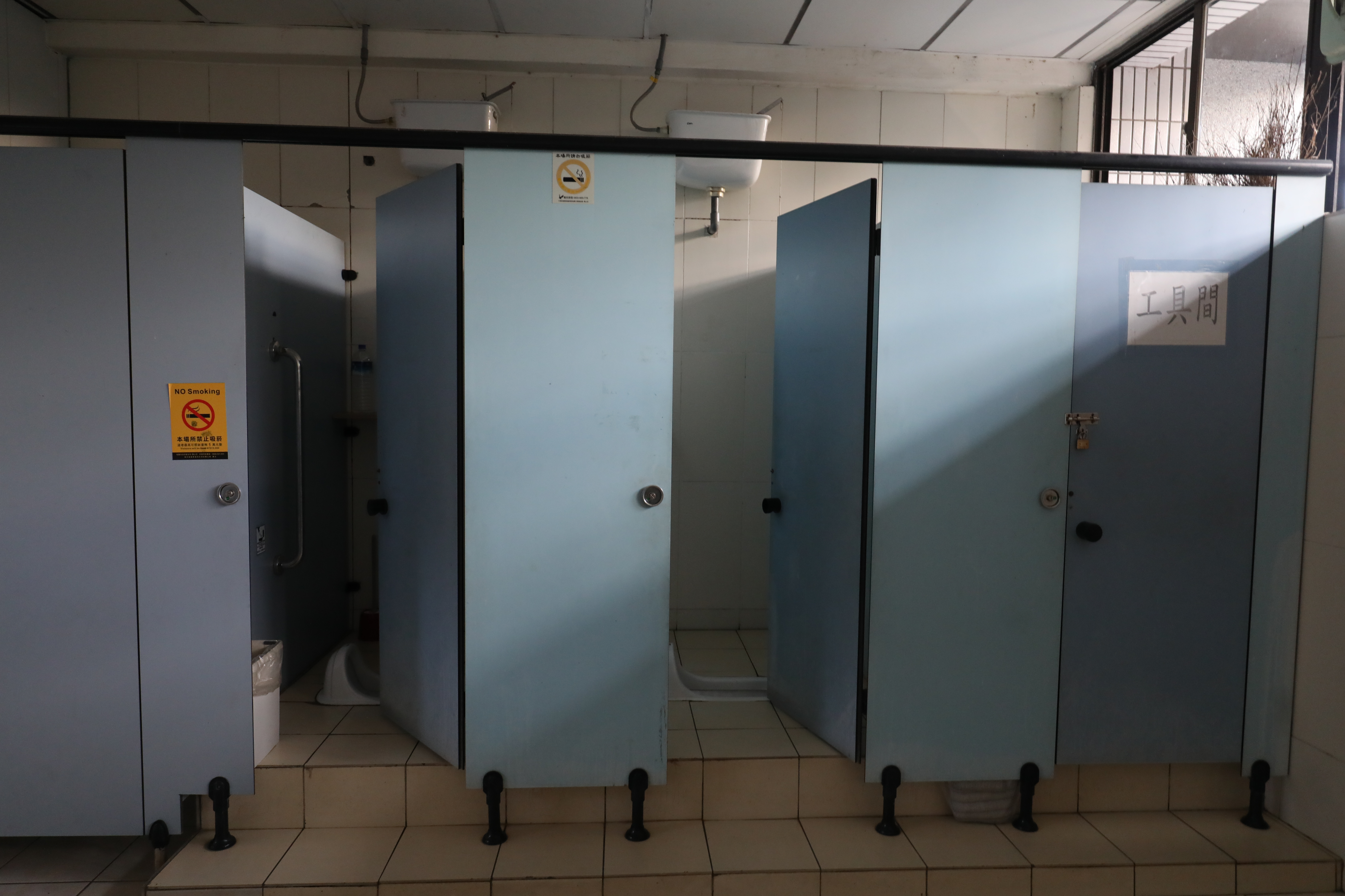 一名張姓男大生，3年前帶著年僅16歲的女友在高中母校廁所激戰，事後被告上法官。（示意圖，與本案無關）