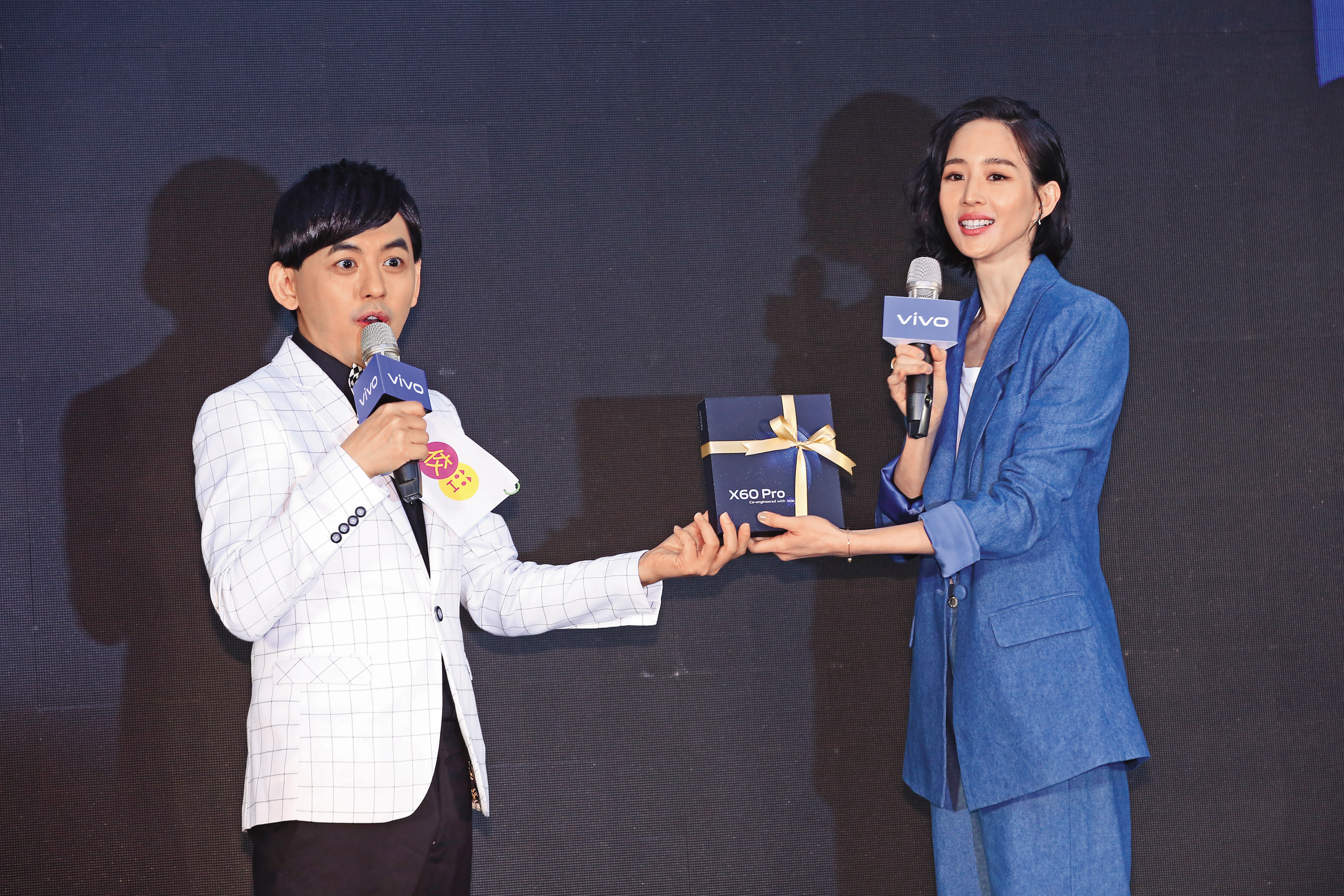 張鈞甯（右）送禮，讓佼哥（左）超驚喜︰「沒想到工作不只主持，還收到女神生日禮！」