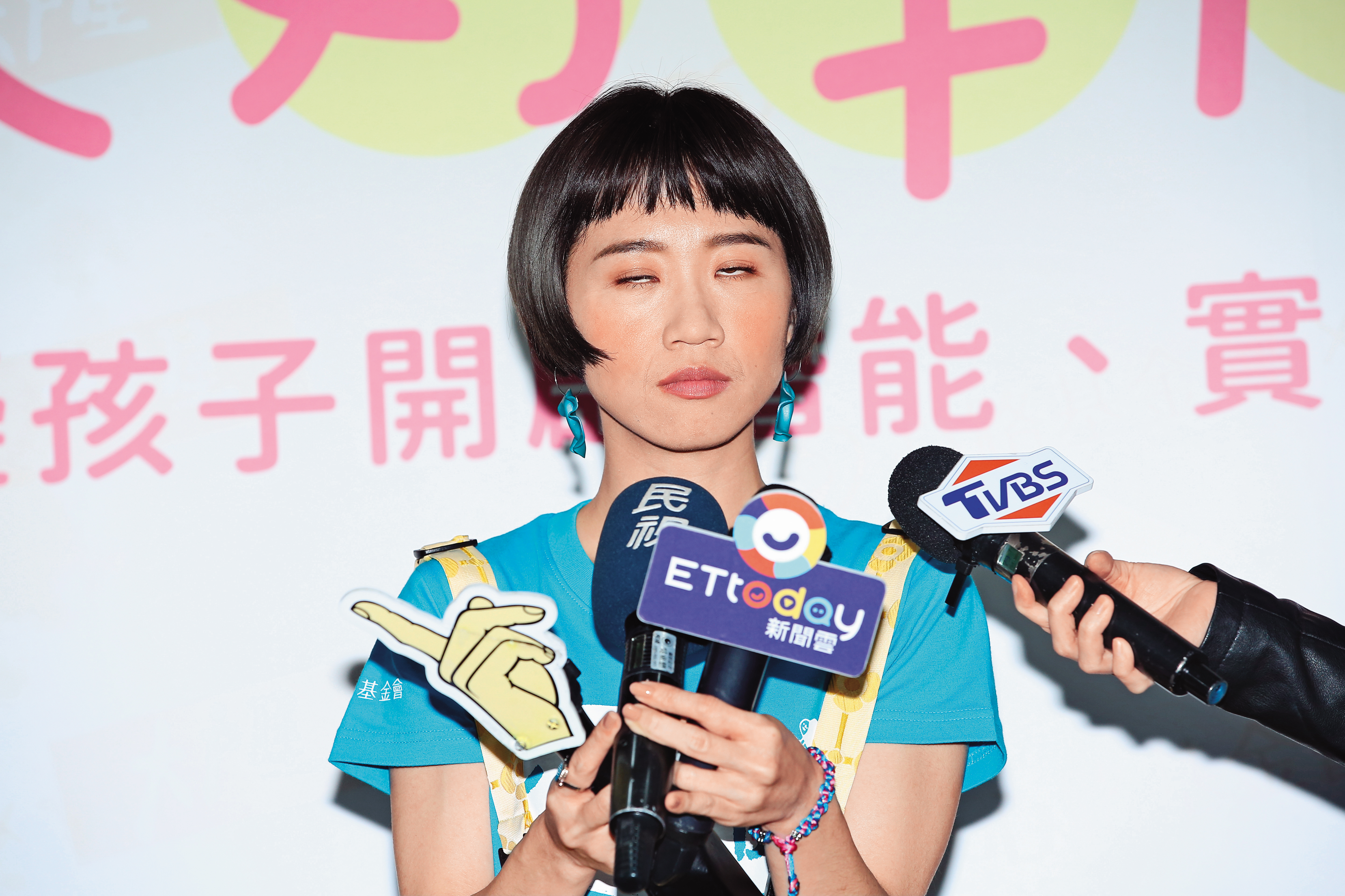 人面太廣有時也麻煩,Lulu連被逼問麻吉的八卦,只能無奈白眼。(握拳暴筋)
