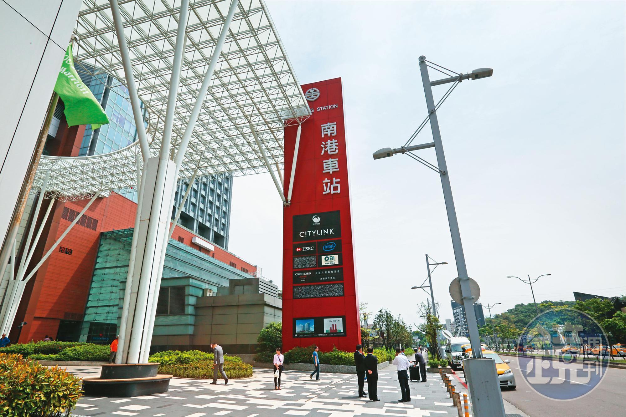 第1間「起家厝」選定台北南港,張本渝就是看好三鐵共構的交通便利性。