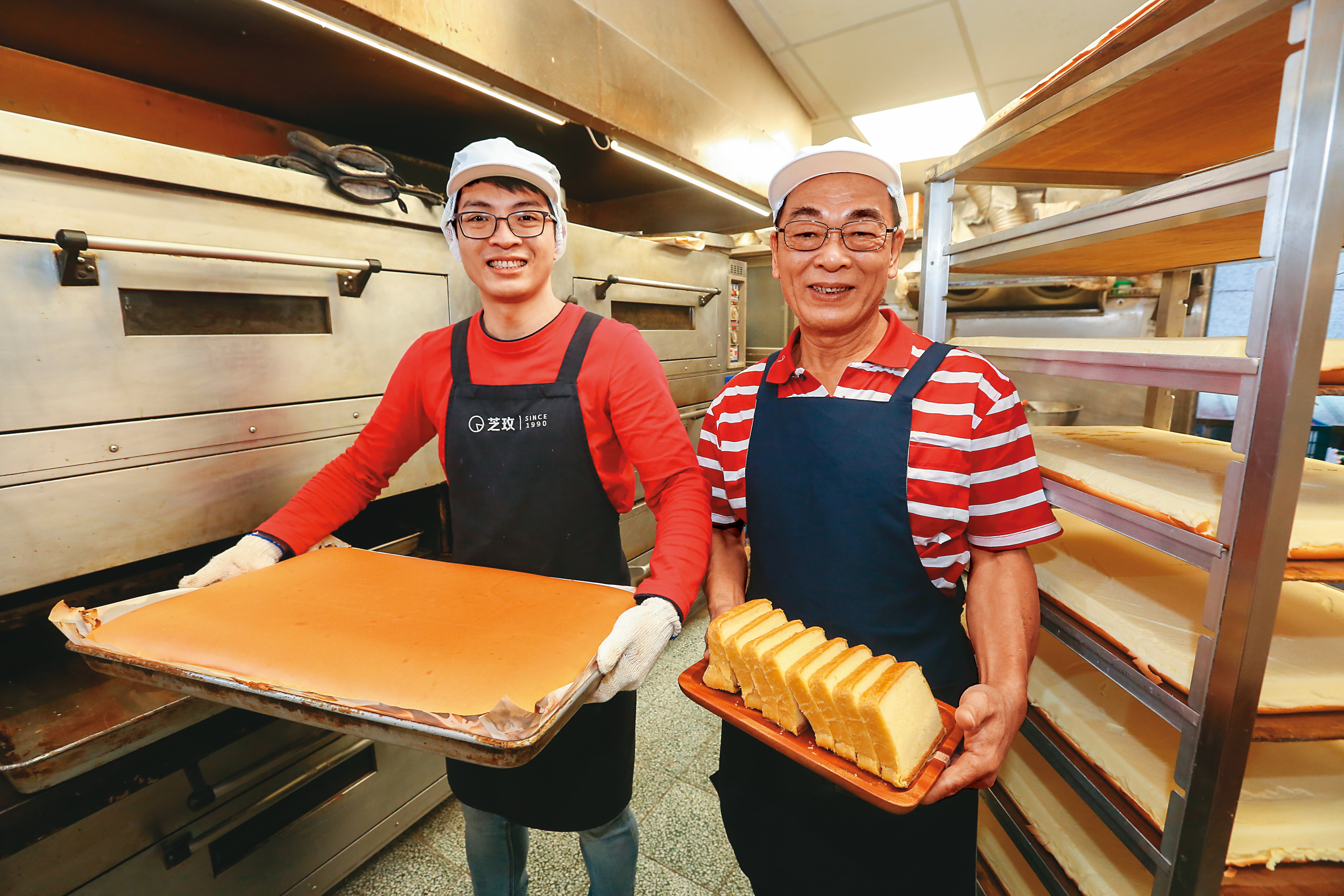 蔡政達（右）首創起酥蛋糕，流行至今31年，兒子蔡宗廷（左）不捨父親做到全身痛，13年前退伍便接班。