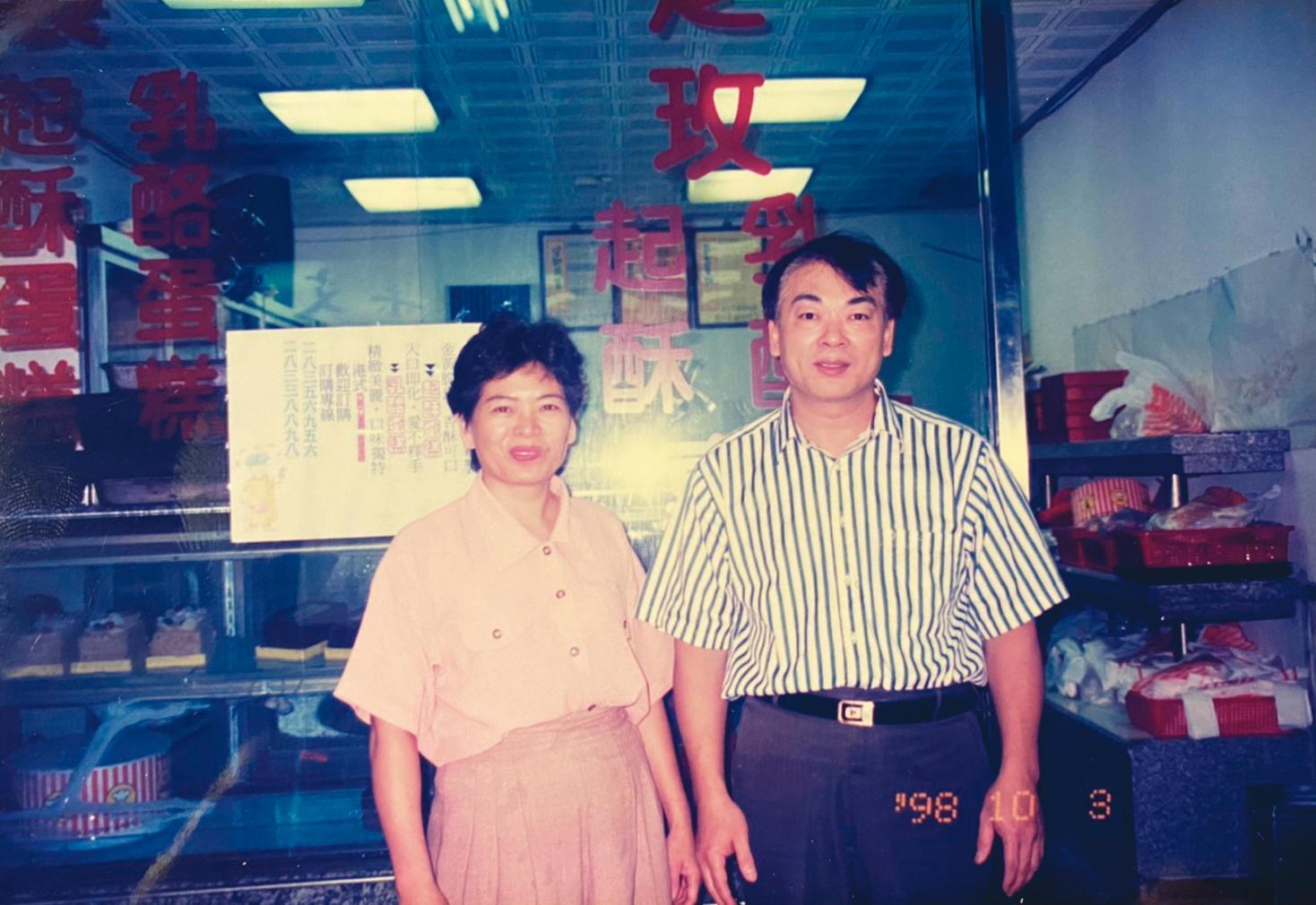 芝玫創店之初，蔡政達（右）與王仁君（左）沒錢裝潢，陰暗店面讓許多人誤認為是工廠。（芝玫提供）