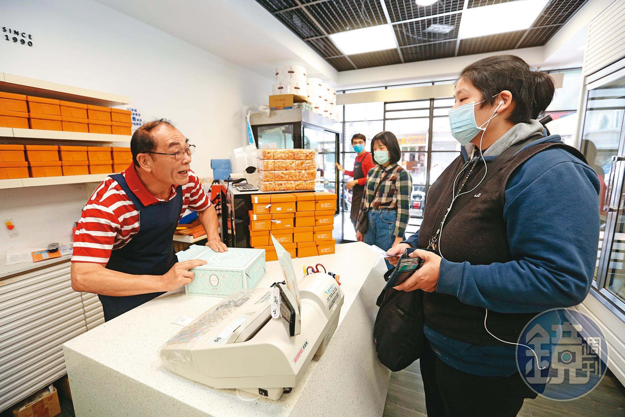 蔡政達（左）退休後仍常到店裡招呼客人，堅持要有親切笑容。