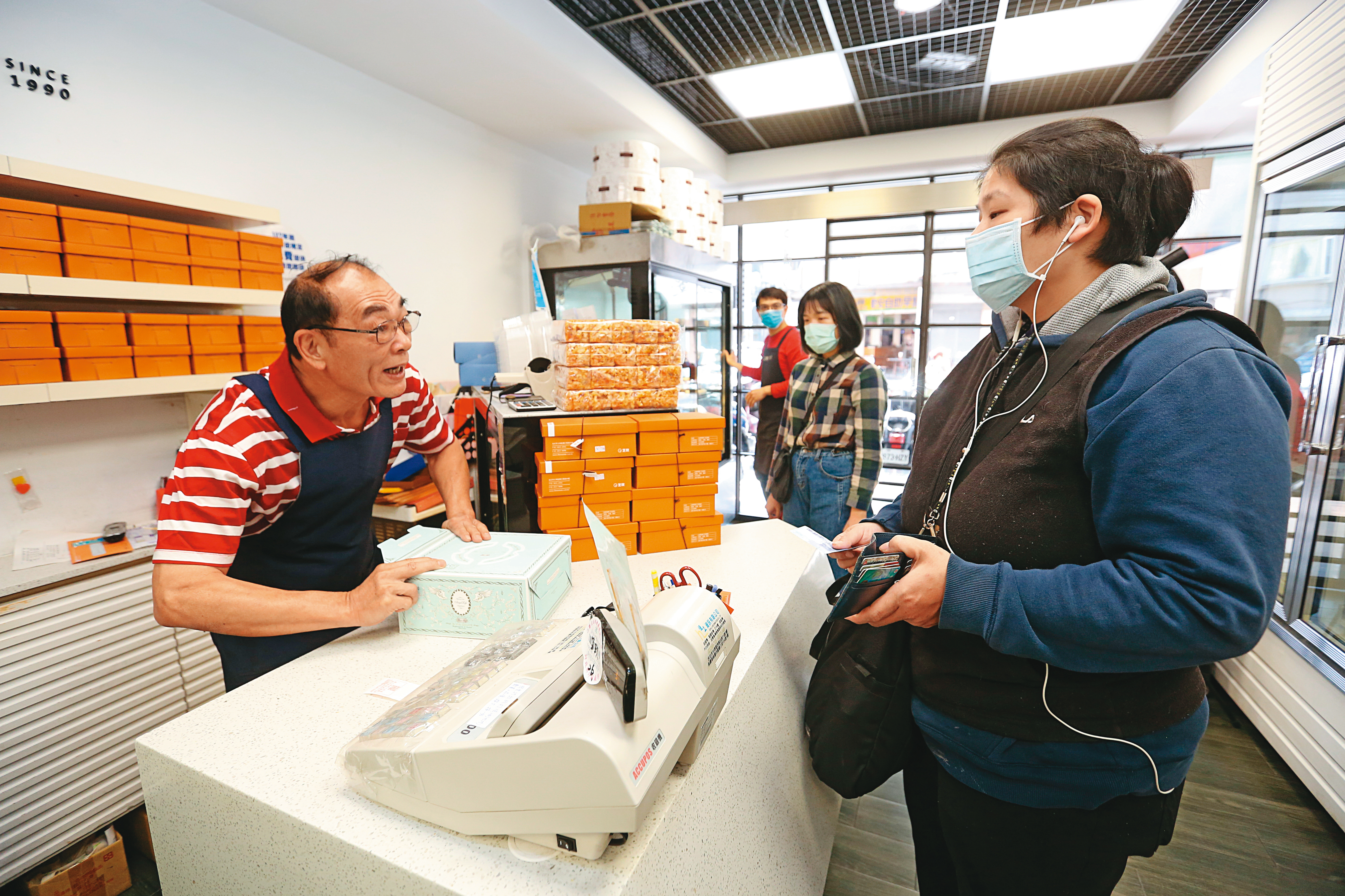 蔡政達（左）退休後仍常到店裡招呼客人，堅持要有親切笑容。