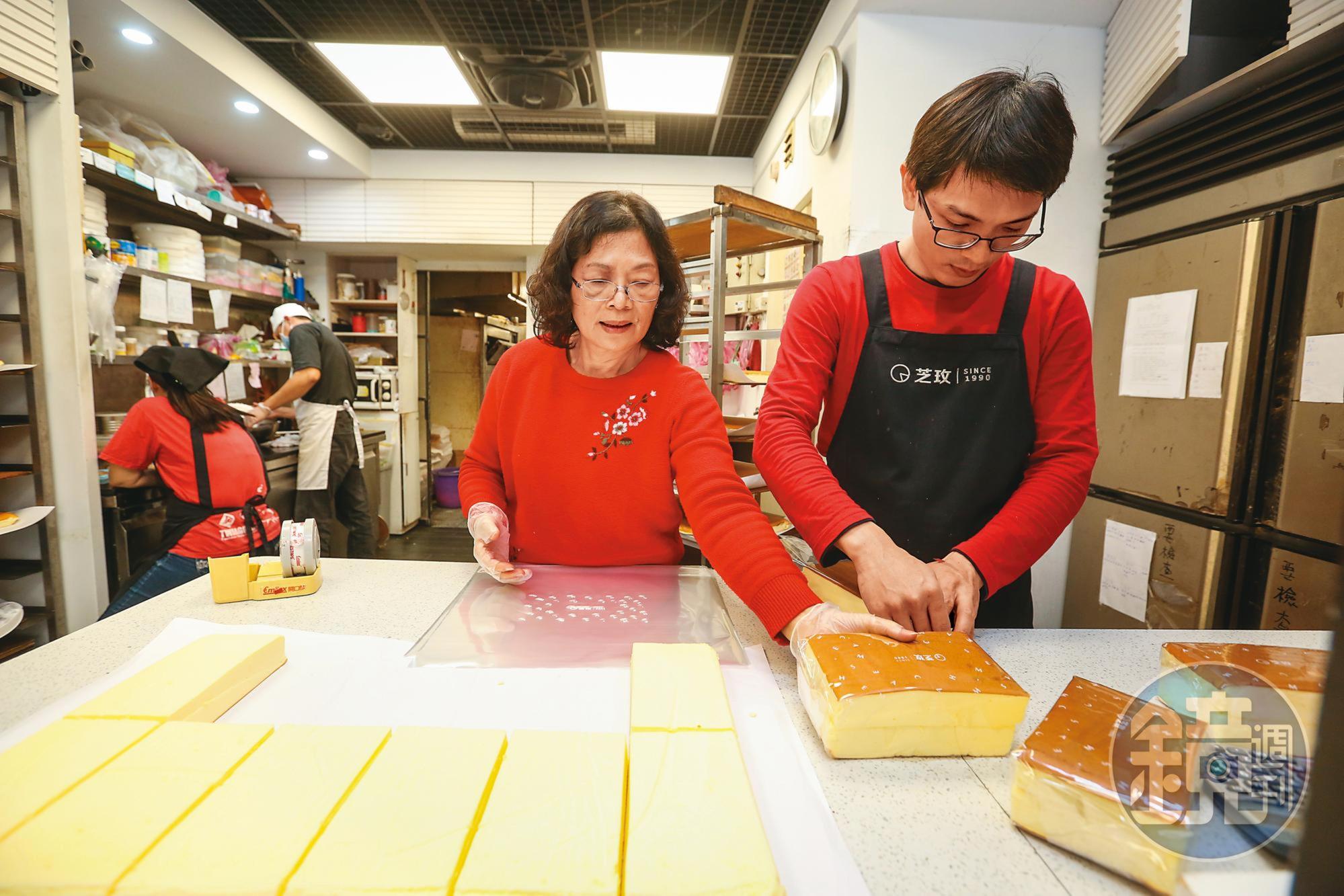 蔡宗廷（右）兒時也要到店幫忙，但想玩時母親王仁君（左）總會放他出去。