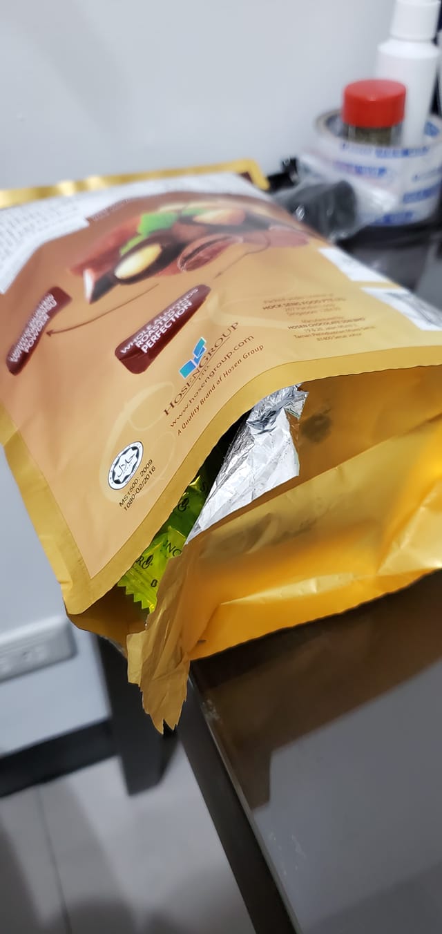 商品底部被開了一個洞,就連店員結帳時也沒發現。(翻攝自Costco好市多 商品經驗老實說)