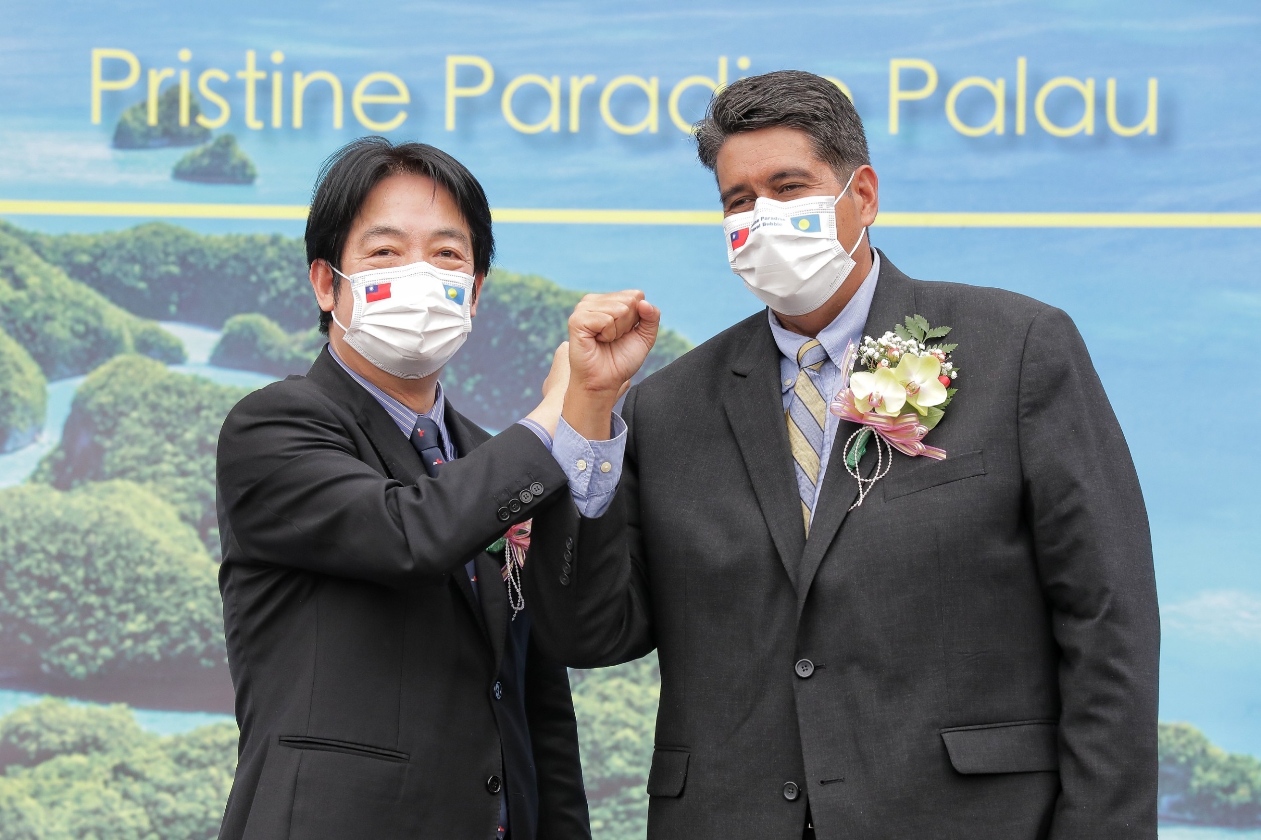 賴清德（左）與惠恕仁（右）今日出席活動宣傳台帛旅遊泡泡。（總統府提供）