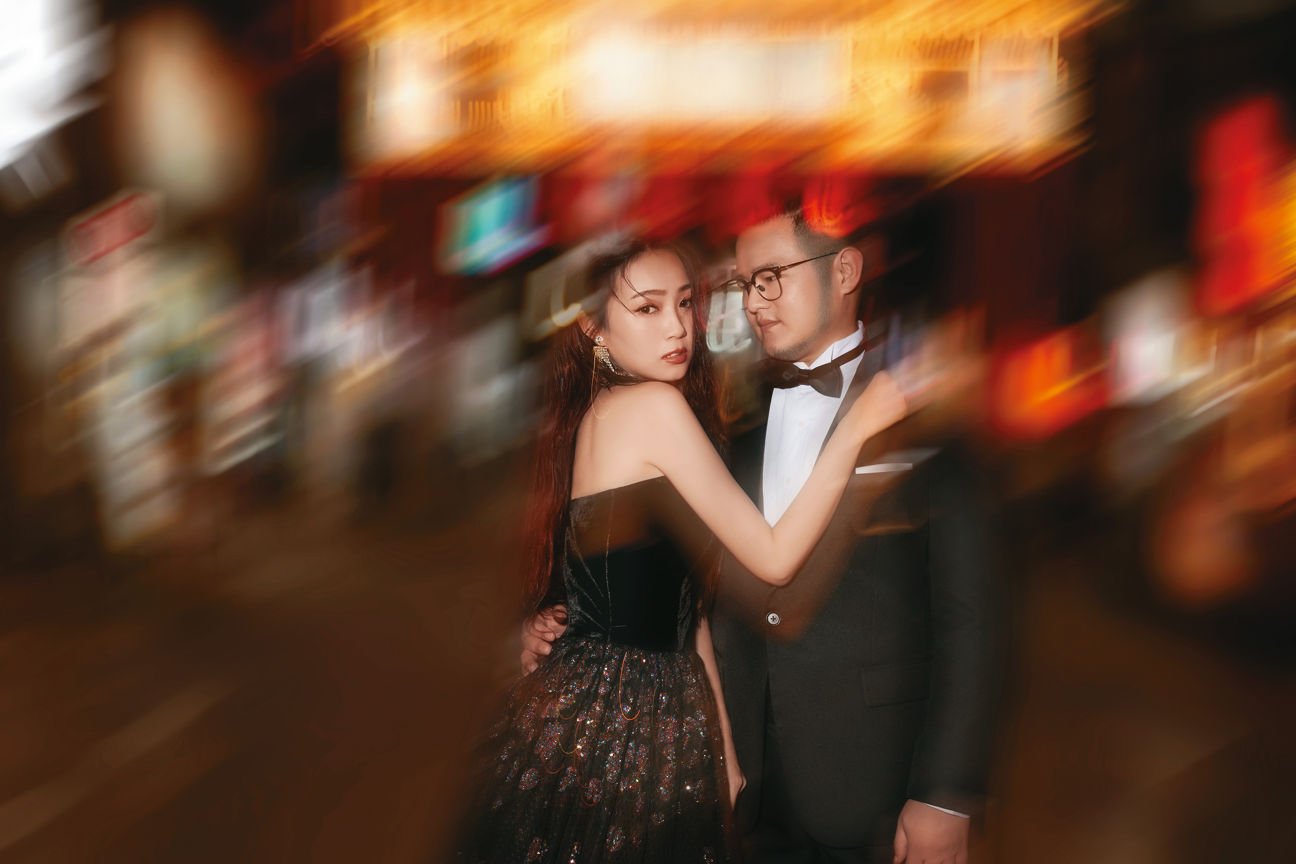 ㄚ頭（左）去年和前警政署長王卓鈞的兒子王惟立（右）結婚。（LinLi Boutique提供）