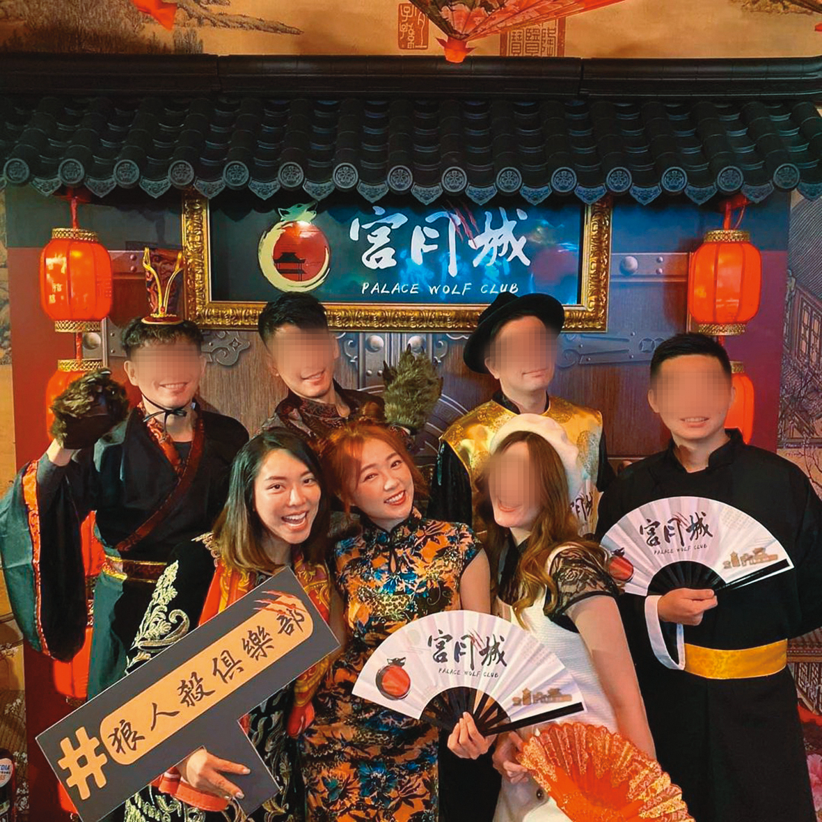 黃霈麒(前排左)在桌遊店開幕時,受邀穿旗袍裝和ㄚ頭(前排中)一起慶祝。(翻攝自宮月城IG)