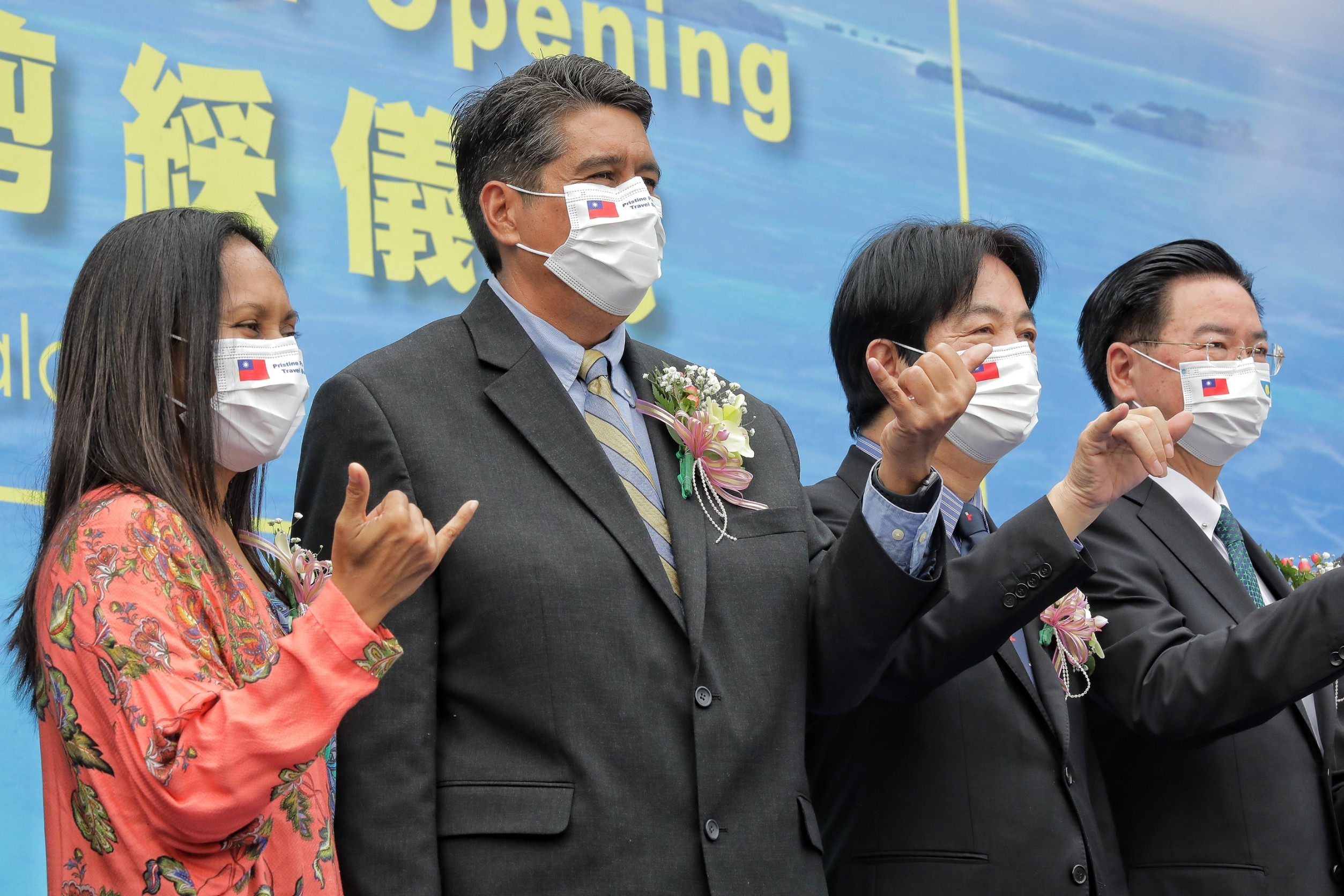 台灣與帛琉開啟旅遊泡泡專案，帛琉總統惠恕仁（左2）也在28日親自抵台。（總統府提供）