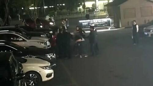 陳女和友人毆打2員警,導致1員警肋骨斷裂。(翻攝自搜狐)