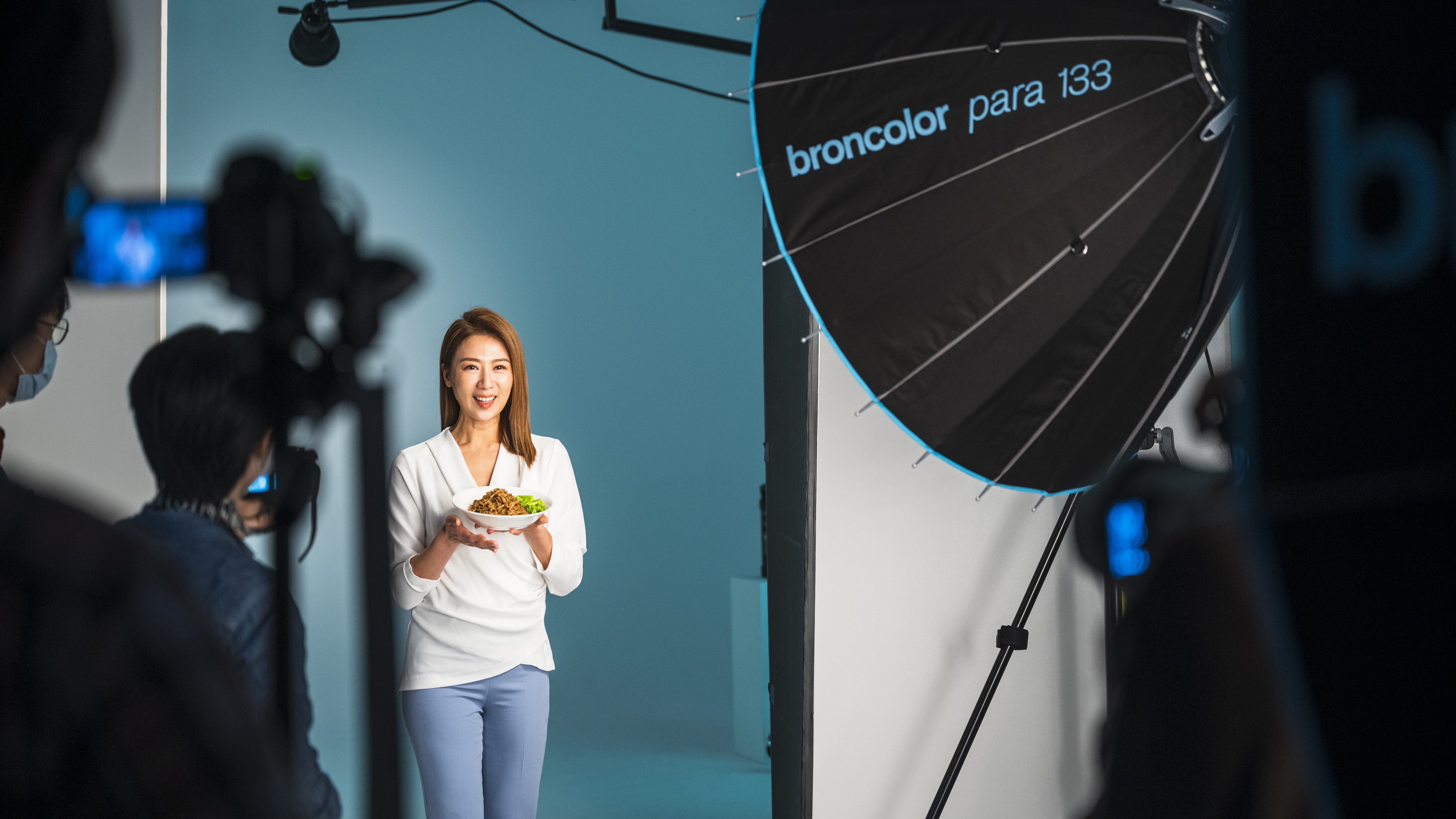 連靜雯為自創麵食品牌拍攝宣傳照。（楠軒工作室提供）