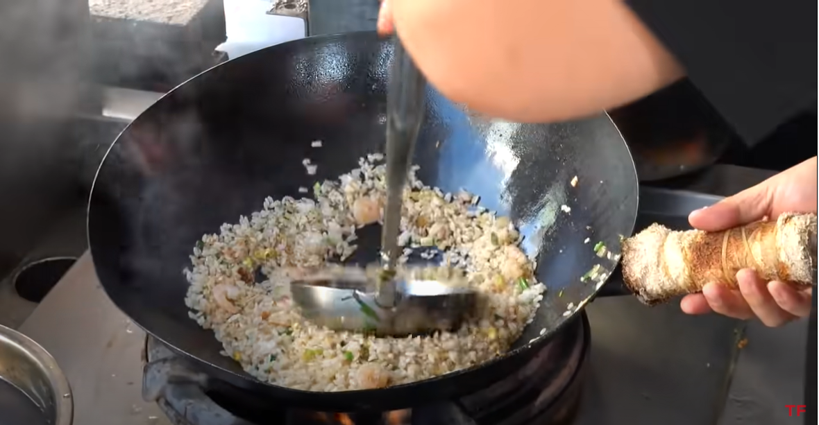 頻道Terry Films的蛋炒飯影片，吸引一票外國人前來朝聖留言。（翻攝自Terry Films頻道影片）