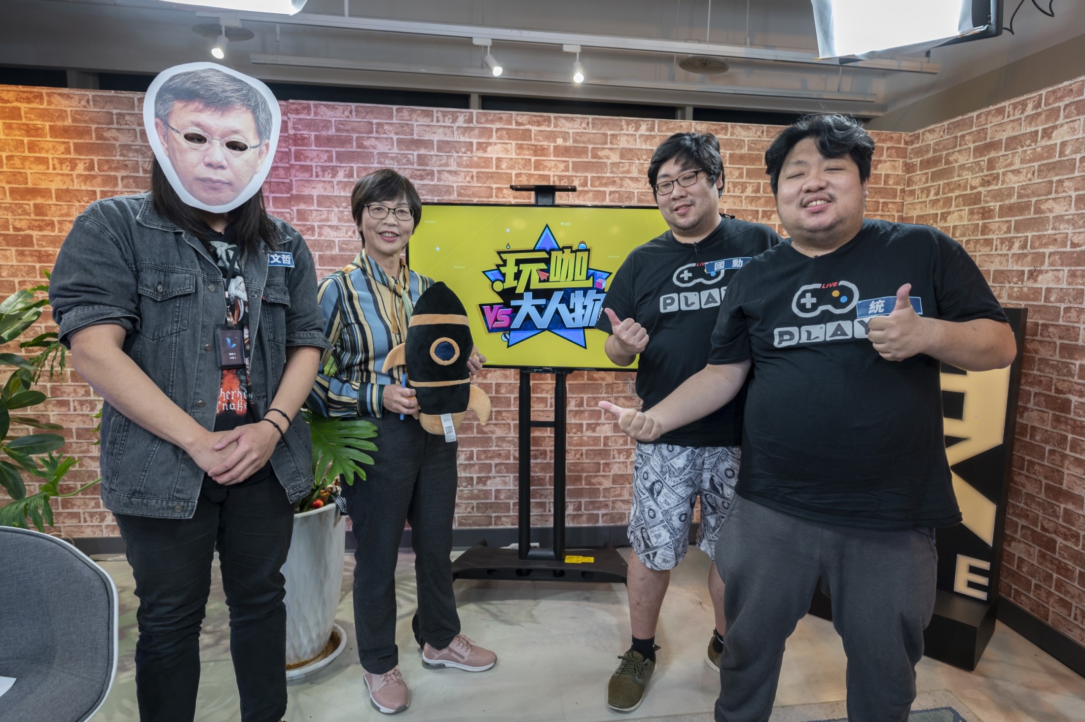 統神（右1）主持節目，說出鄉民心聲。（浪LIVE提供）