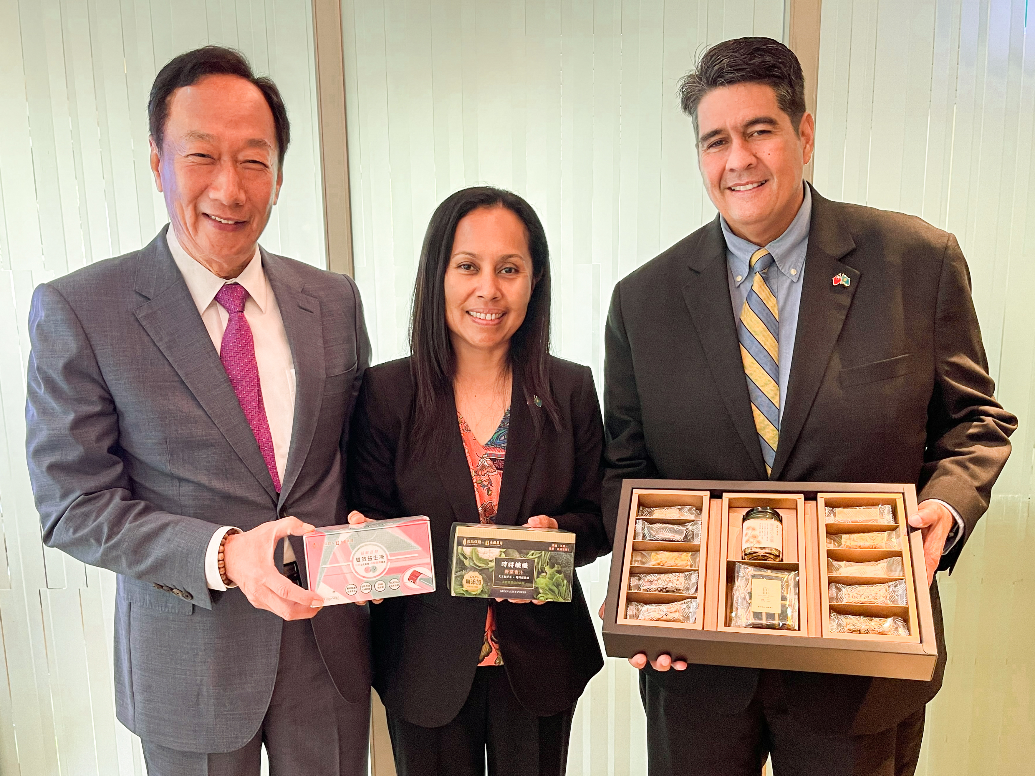 郭台銘和帛琉總統惠恕仁夫婦共進早餐。（翻攝郭台銘粉絲專頁）