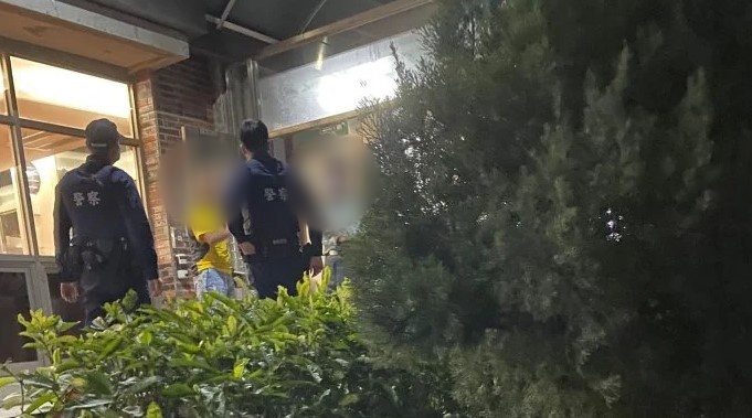 吳姓男子（黃衣者）因感情糾紛，闖入高雄義守大學女生宿舍。（翻攝自Dcard）