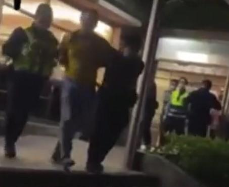 警方接獲報案趕抵現場,吳男卻作勢攻擊警方,被警方壓制上銬以妨害公務罪逮捕。(翻攝自Dcard)