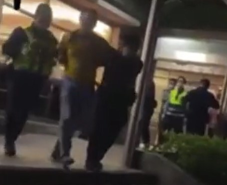 警方接獲報案趕抵現場,吳男卻作勢攻擊警方,被警方壓制上銬以妨害公務罪逮捕。(翻攝自Dcard)