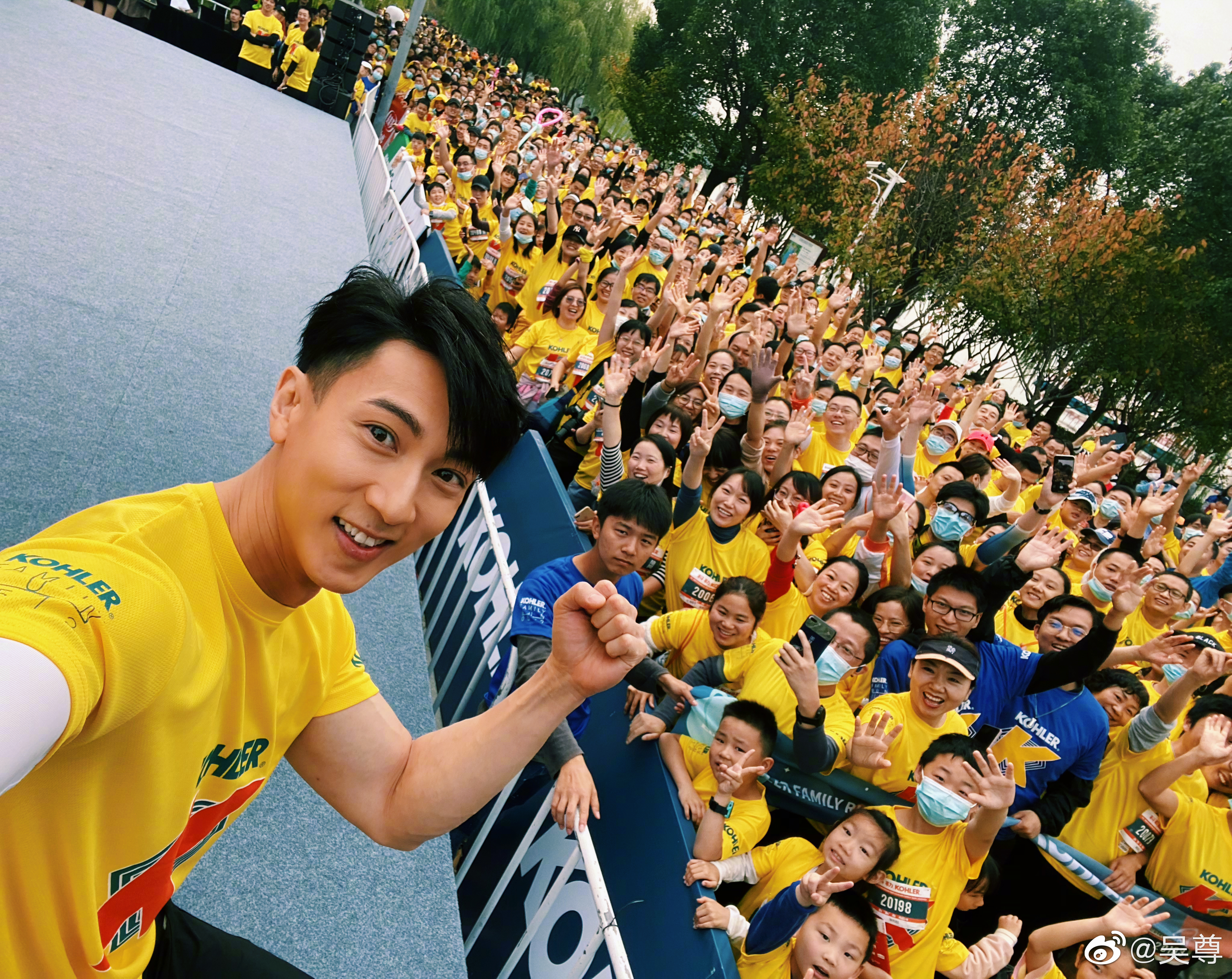 吳尊為了隱藏人夫以及人父的事實，一路以來說了不少謊外，還跟不同女星炒了緋聞。（翻攝吳尊微博）