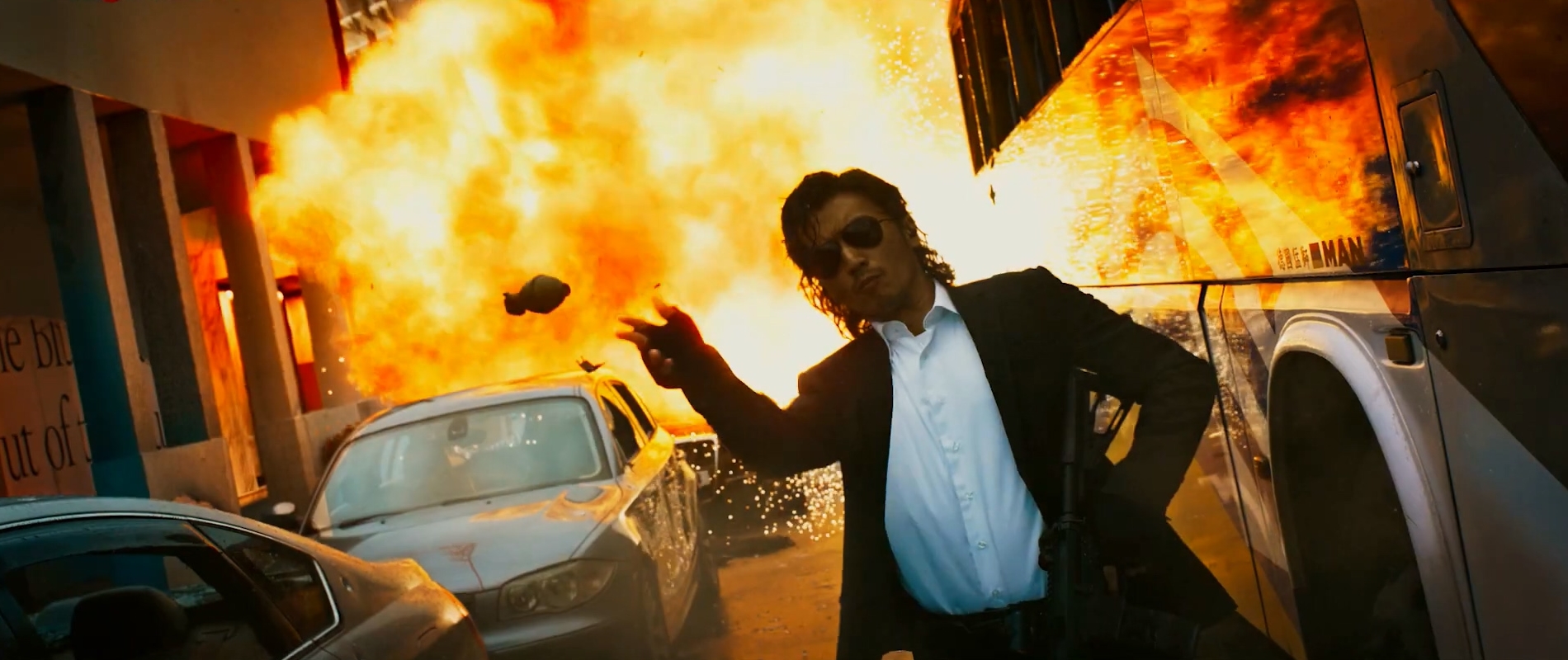 謝霆鋒在片中擔綱反派角色，他不僅帶領手下在街頭與警方駁火，更狂到當街擲手榴彈。（翻攝自預告）