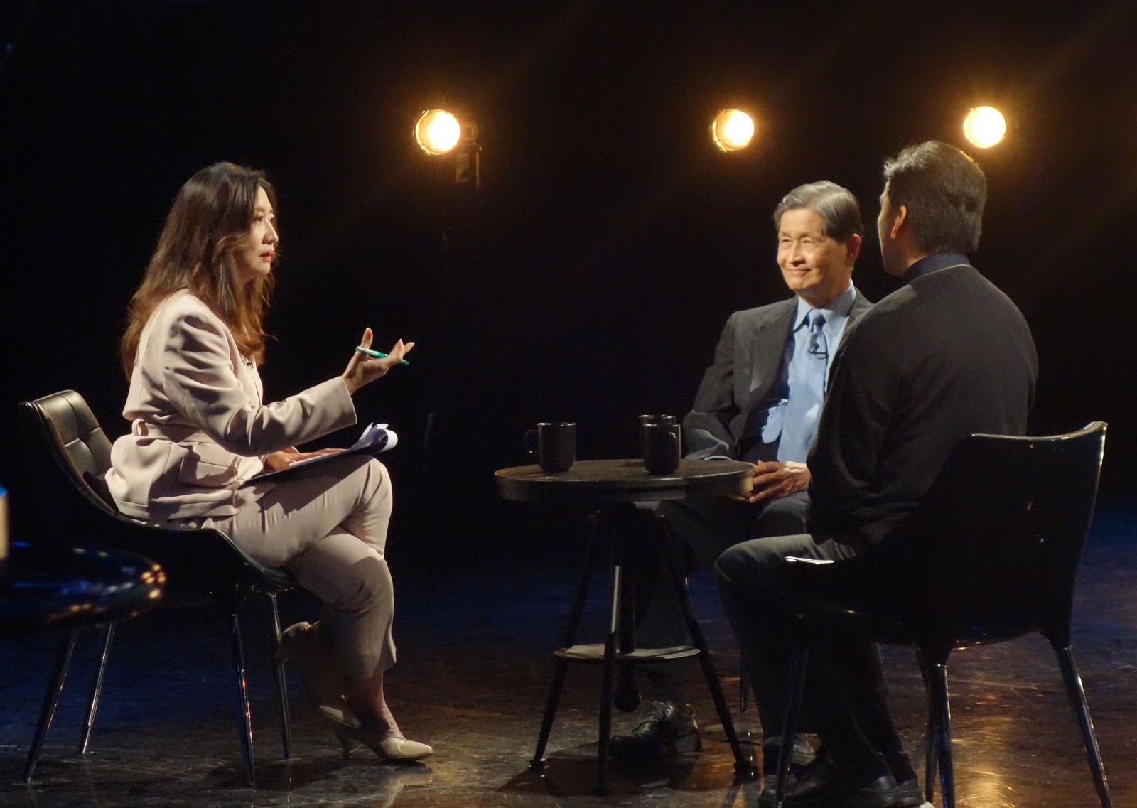 《公視主題之夜SHOW》映後論壇以《公權力，你在保護誰？》為題，邀請精神科醫師鄧惠文（左）、法律扶助基金會律師李秉宏（右）、台灣自閉症之父宋維村醫師（中）與談。（公視提供）