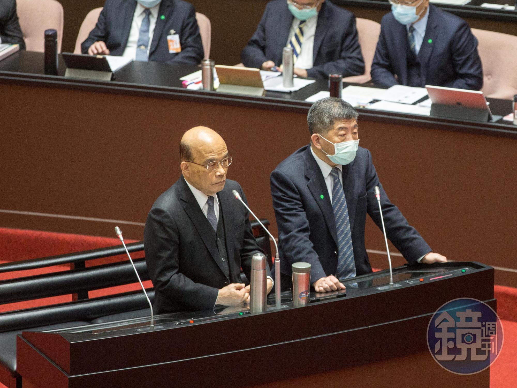行政院長蘇貞昌（左）認為，質疑他打假針是對醫護人員的不敬，應該要道歉。（本刊資料照）