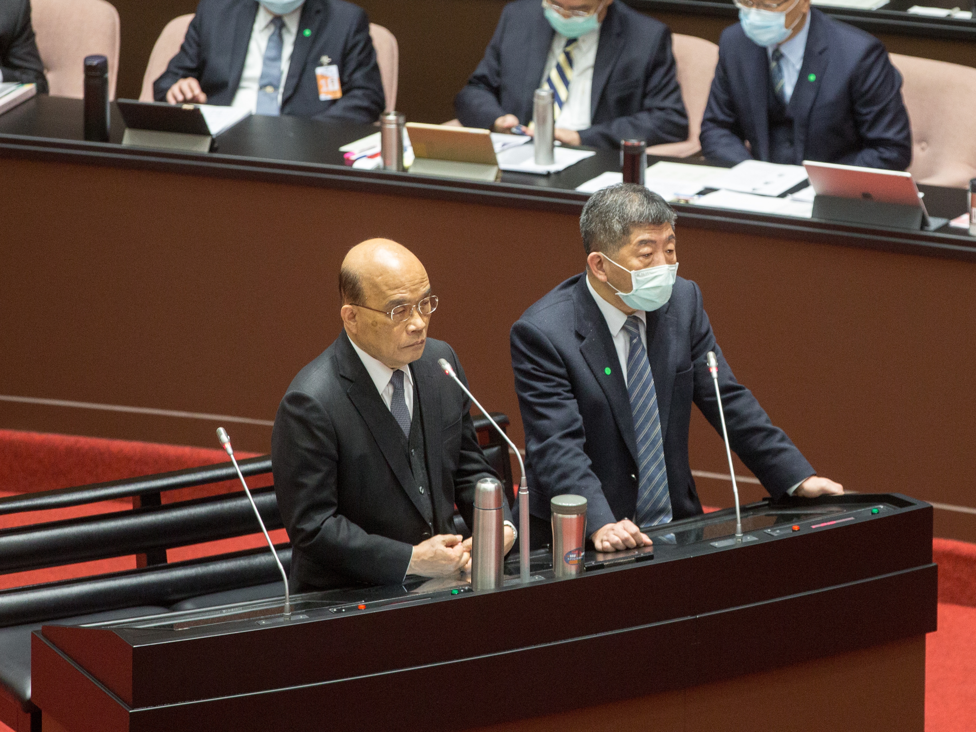 行政院長蘇貞昌（左）認為，質疑他打假針是對醫護人員的不敬，應該要道歉。（本刊資料照）