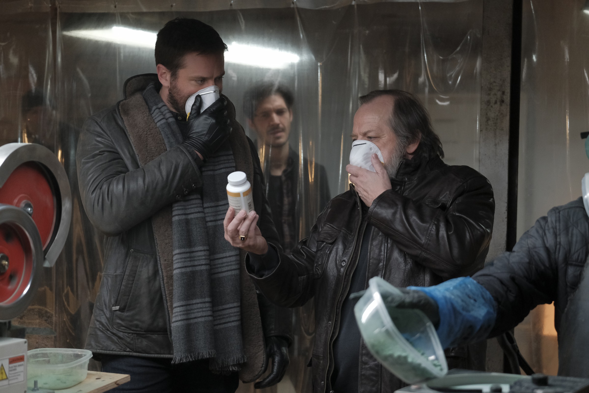 艾米漢默片中潛入販毒集團臥底，並貼近毒梟老木，欲將整個集團一網打盡。（甲上）